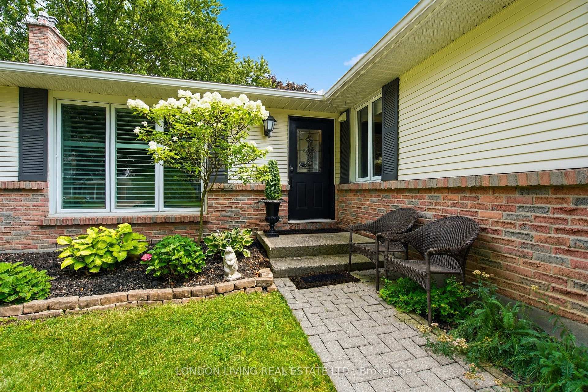 Photo 5 of 23 Greenbrier Crescent, London, South N — HOMEH
