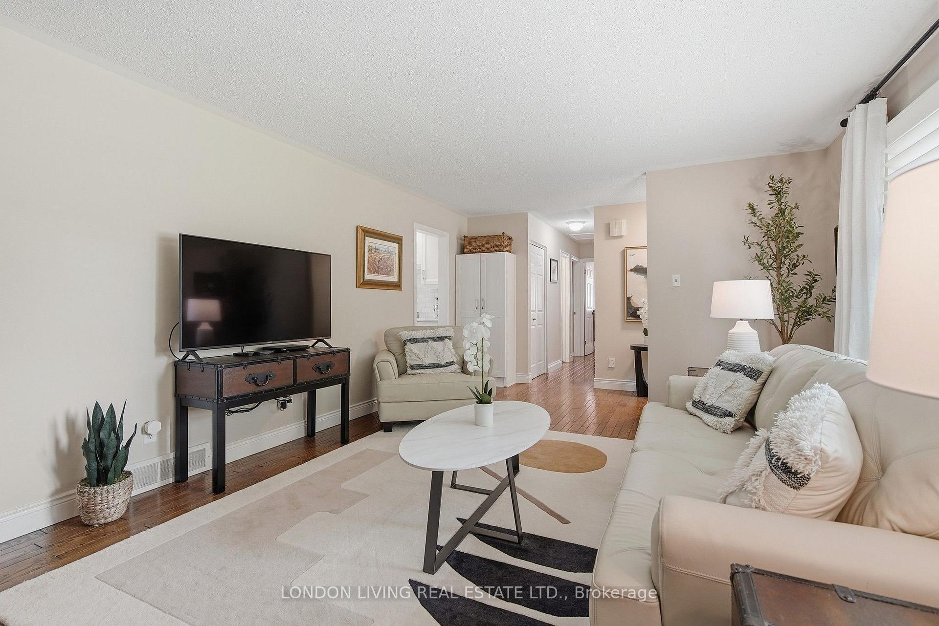 Photo 8 of 23 Greenbrier Crescent, London, South N — HOMEH