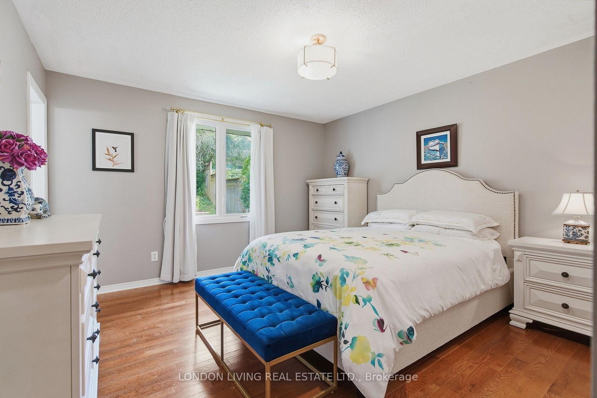Photo 17 of 23 Greenbrier Crescent, London, South N — HOMEH