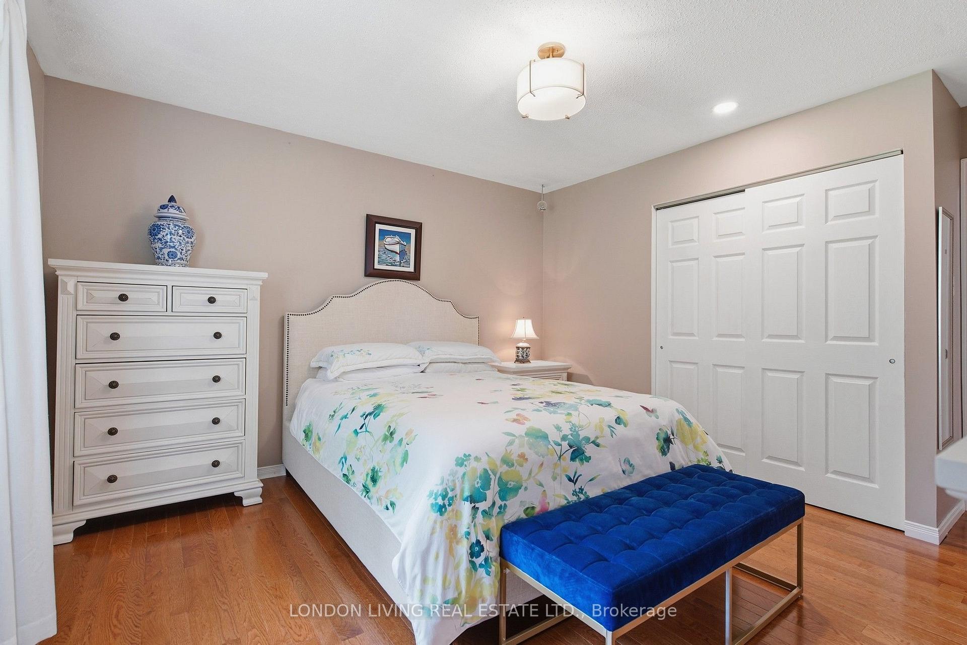 Photo 18 of 23 Greenbrier Crescent, London, South N — HOMEH