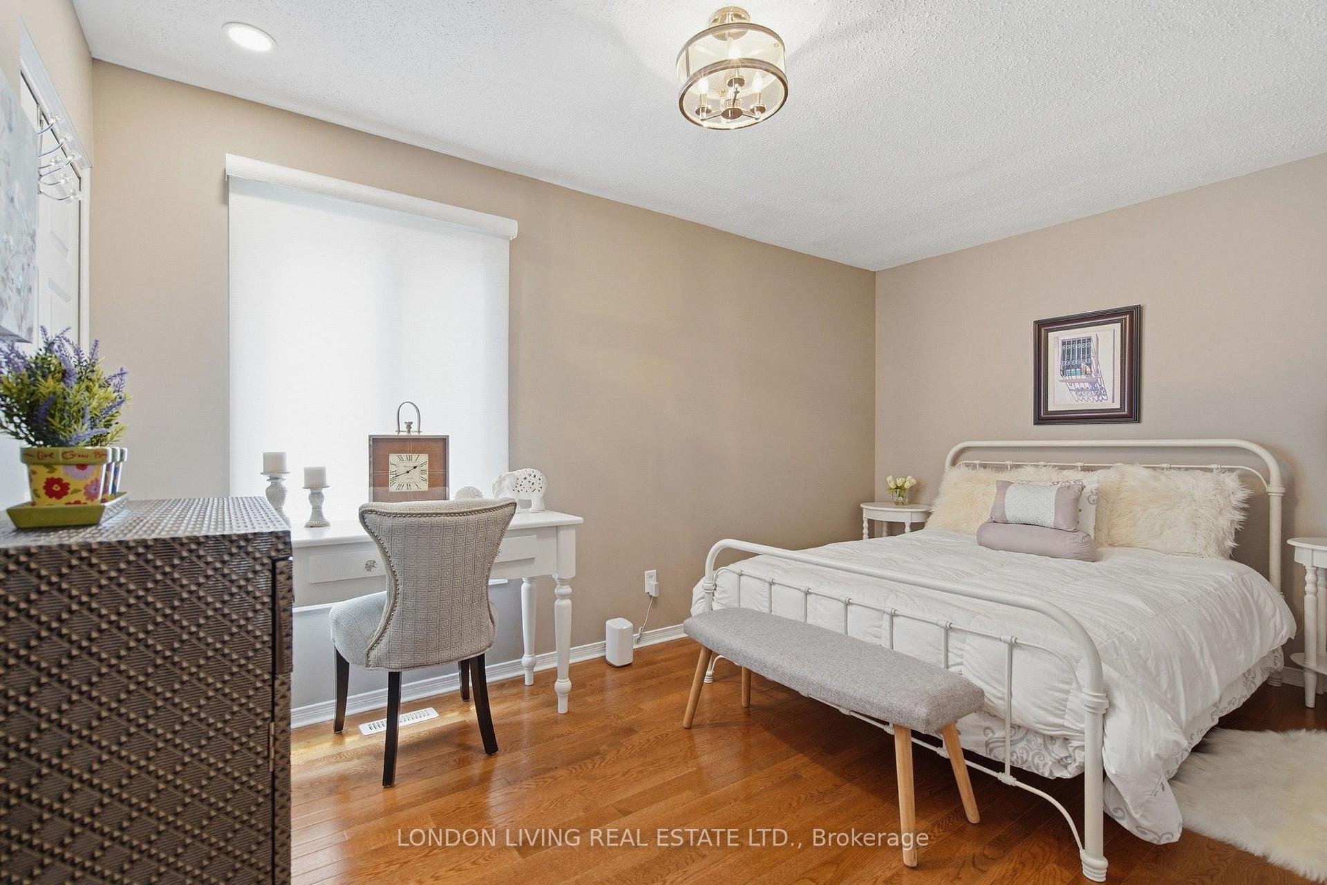 Photo 20 of 23 Greenbrier Crescent, London, South N — HOMEH