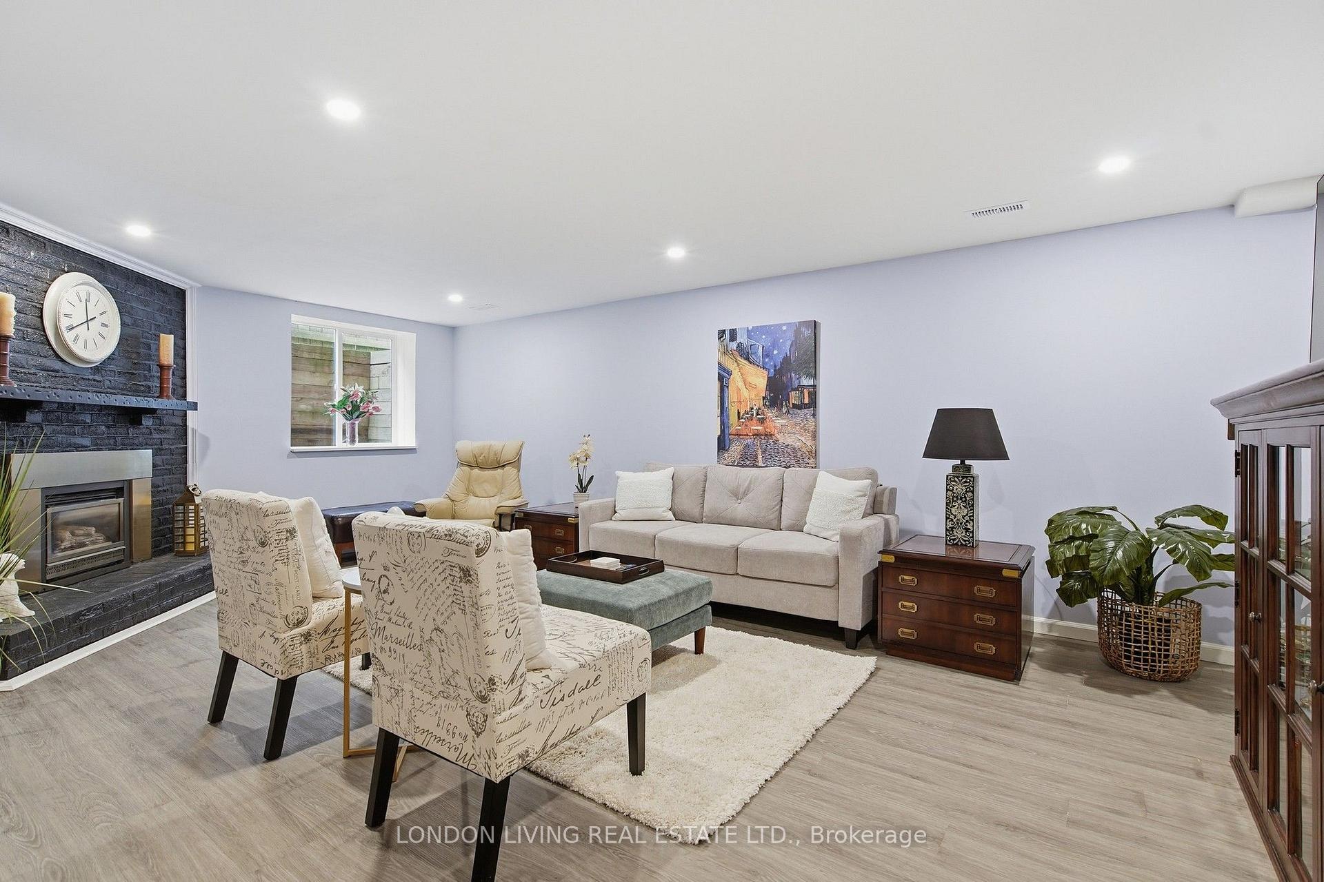 Photo 24 of 23 Greenbrier Crescent, London, South N — HOMEH
