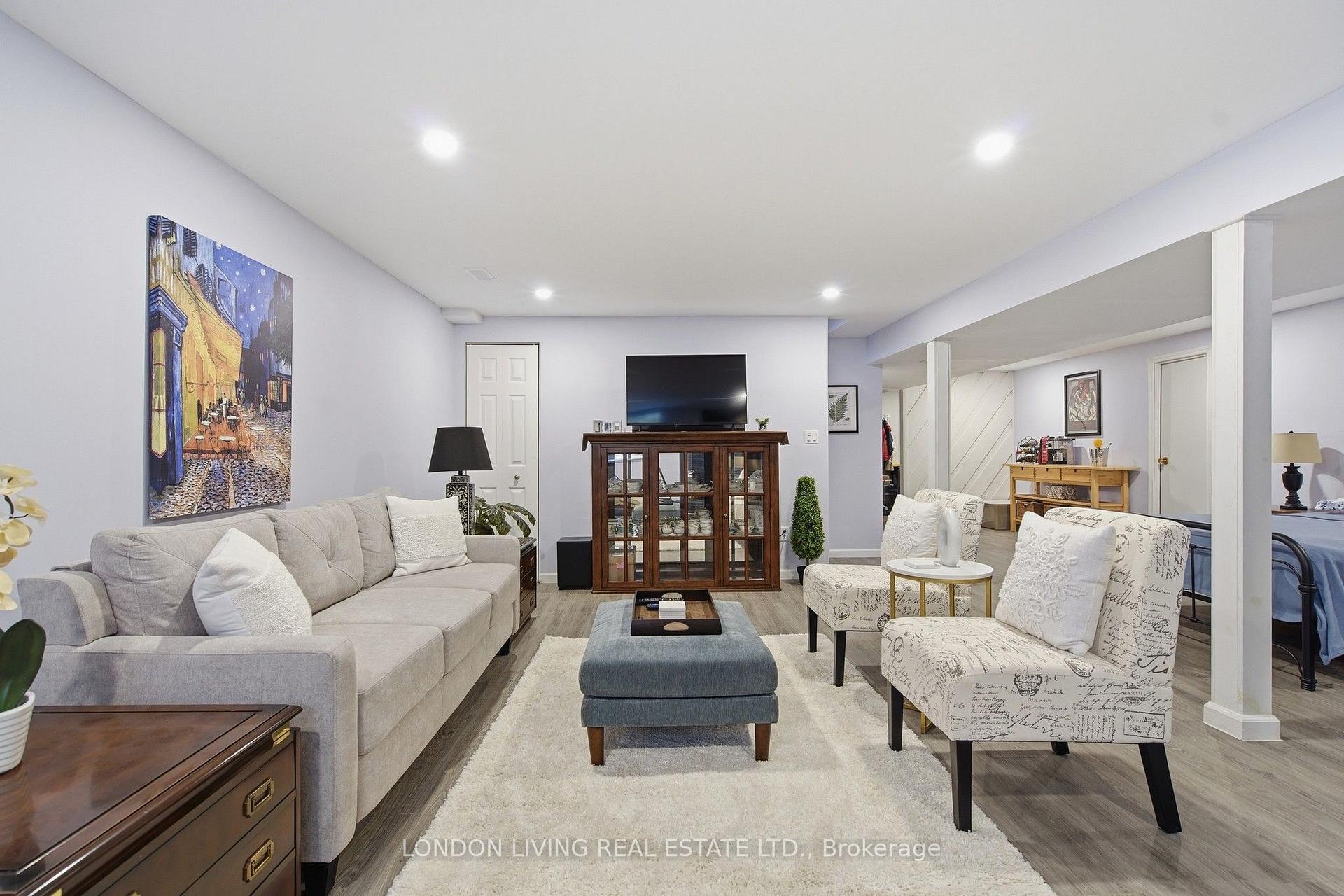 Photo 26 of 23 Greenbrier Crescent, London, South N — HOMEH