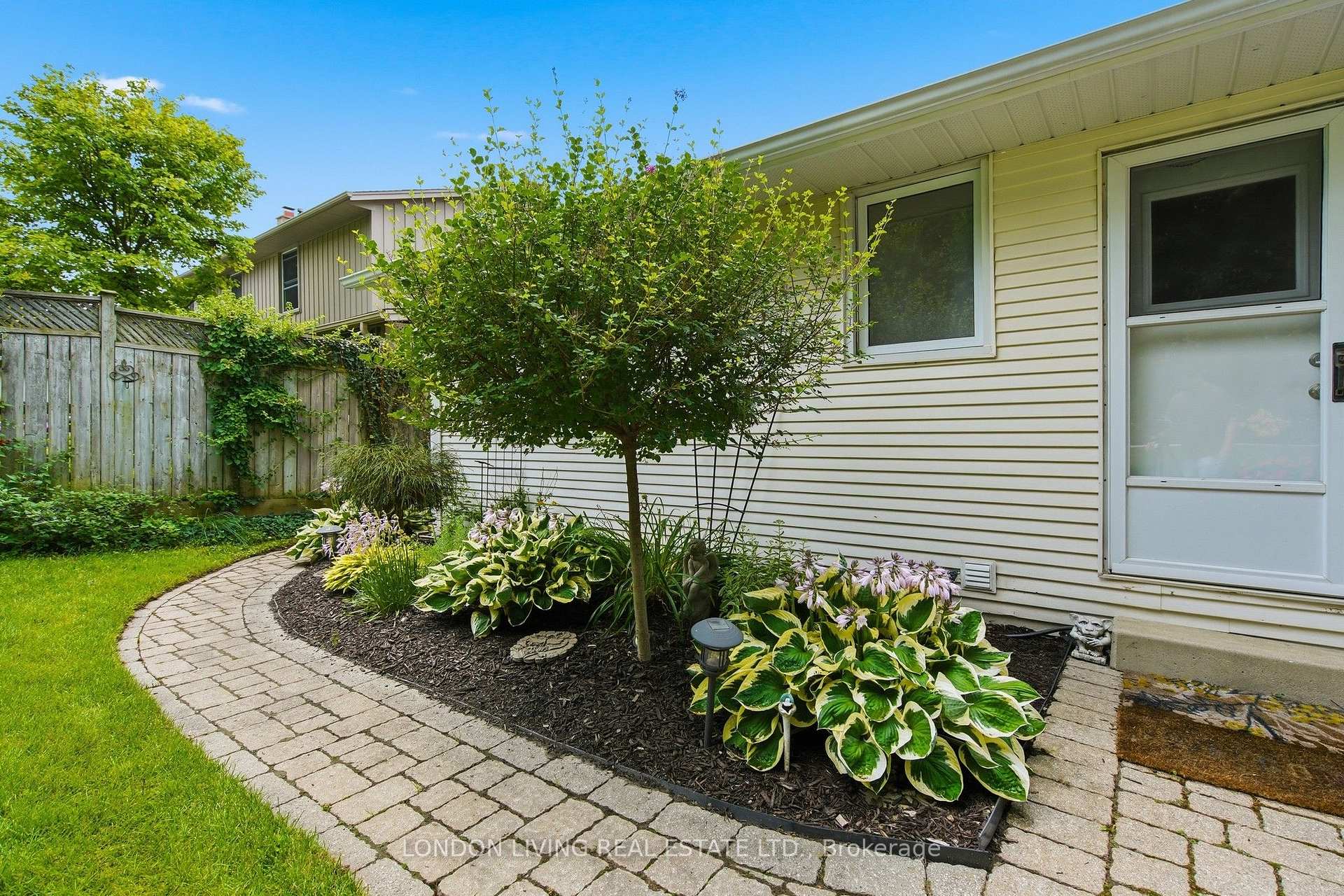 Photo 37 of 23 Greenbrier Crescent, London, South N — HOMEH