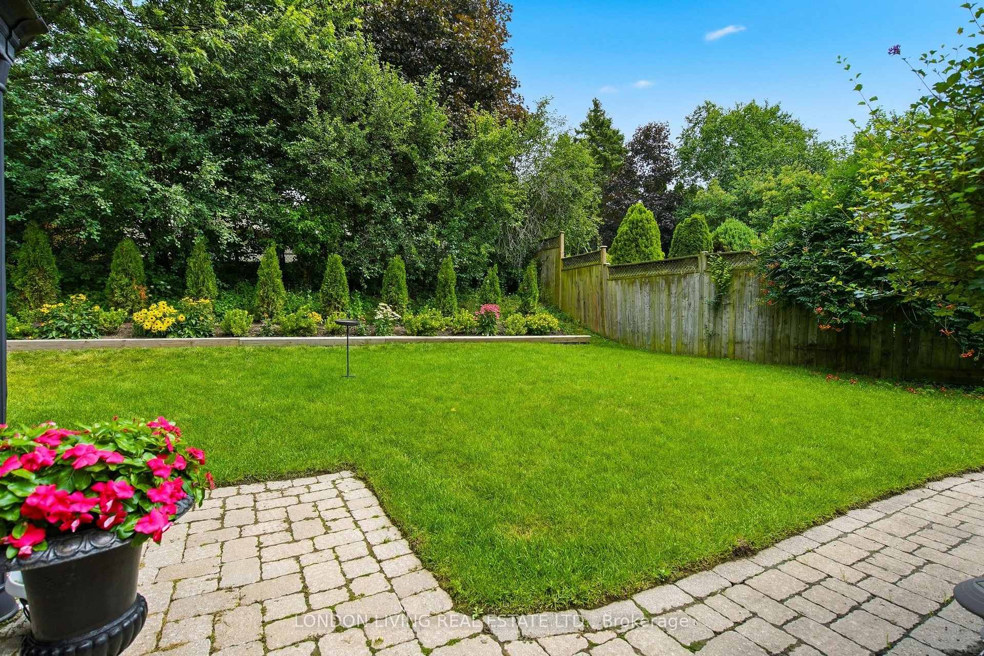 Photo 38 of 23 Greenbrier Crescent, London, South N — HOMEH