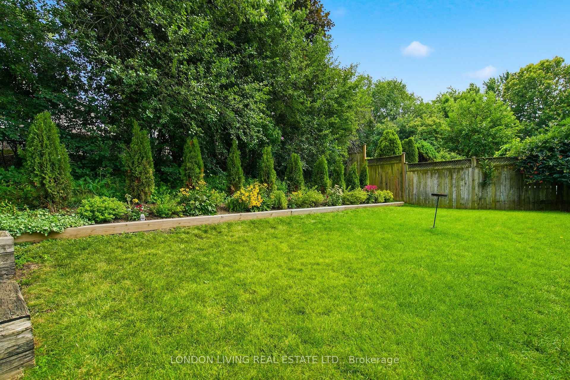 Photo 41 of 23 Greenbrier Crescent, London, South N — HOMEH