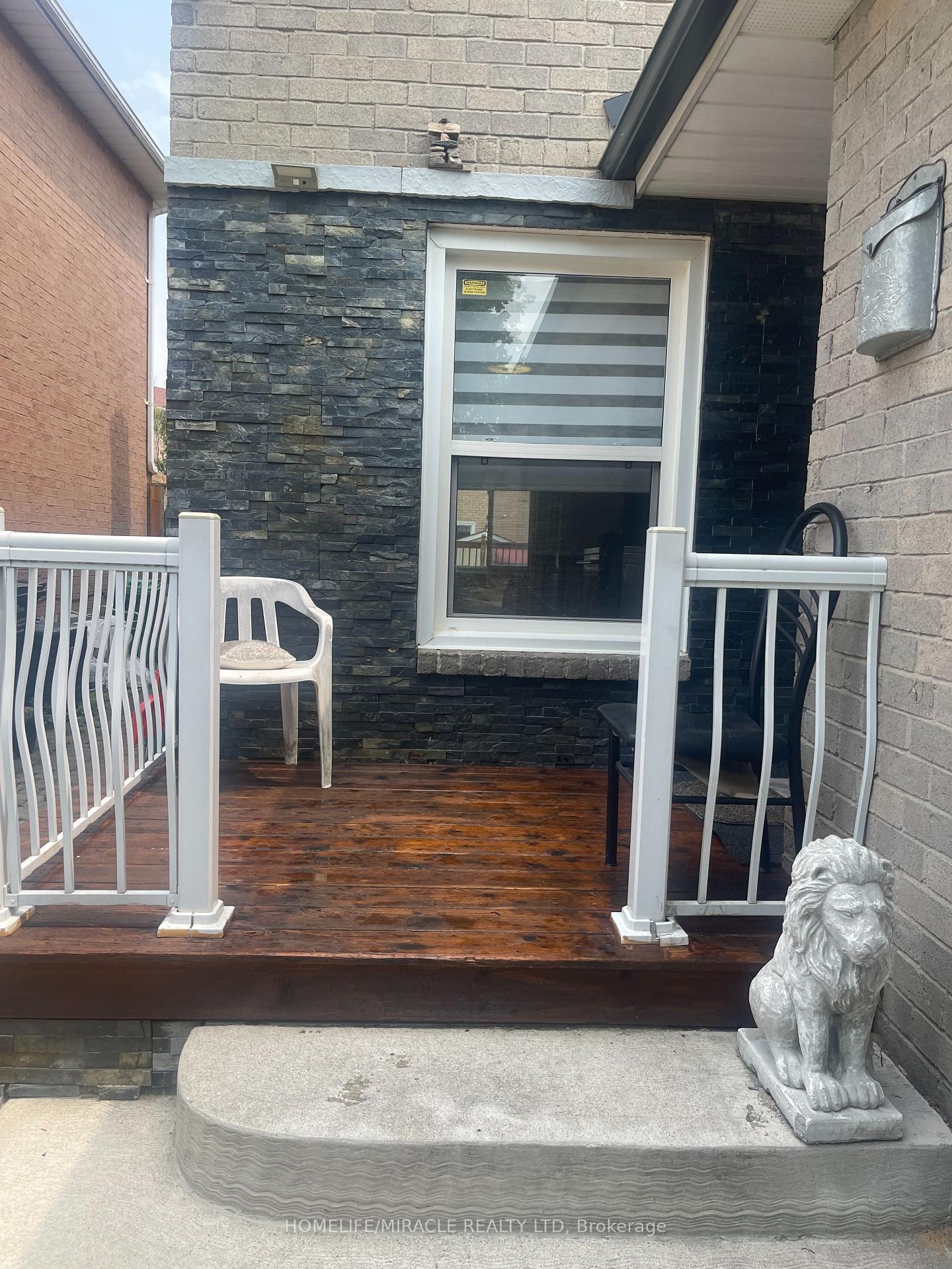 Photo 3 of 17 Wayne Nicol Drive, Brampton, Northwood Park — HOMEH