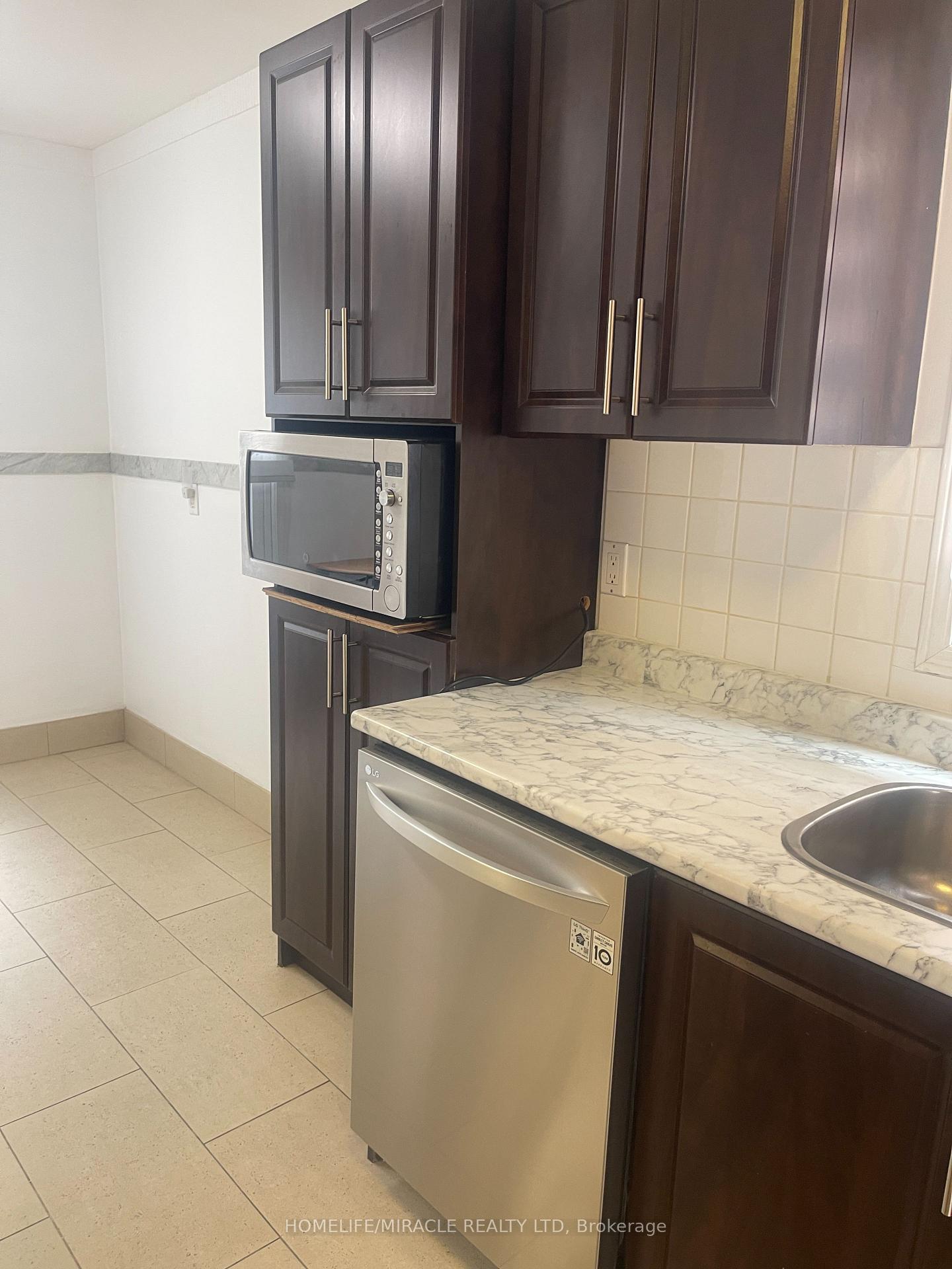 Photo 4 of 17 Wayne Nicol Drive, Brampton, Northwood Park — HOMEH