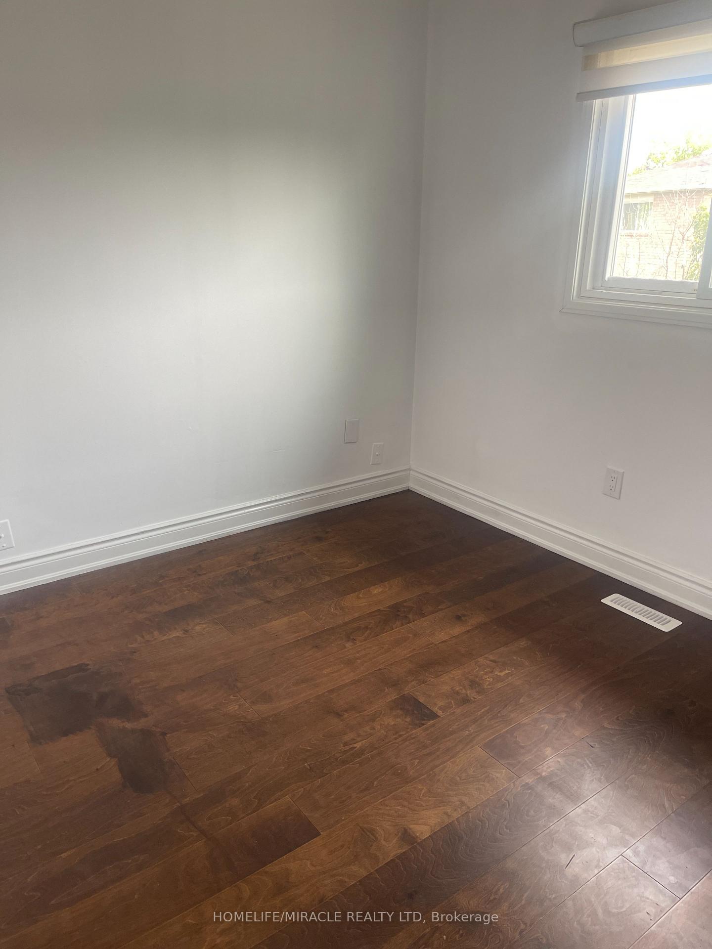 Photo 13 of 17 Wayne Nicol Drive, Brampton, Northwood Park — HOMEH