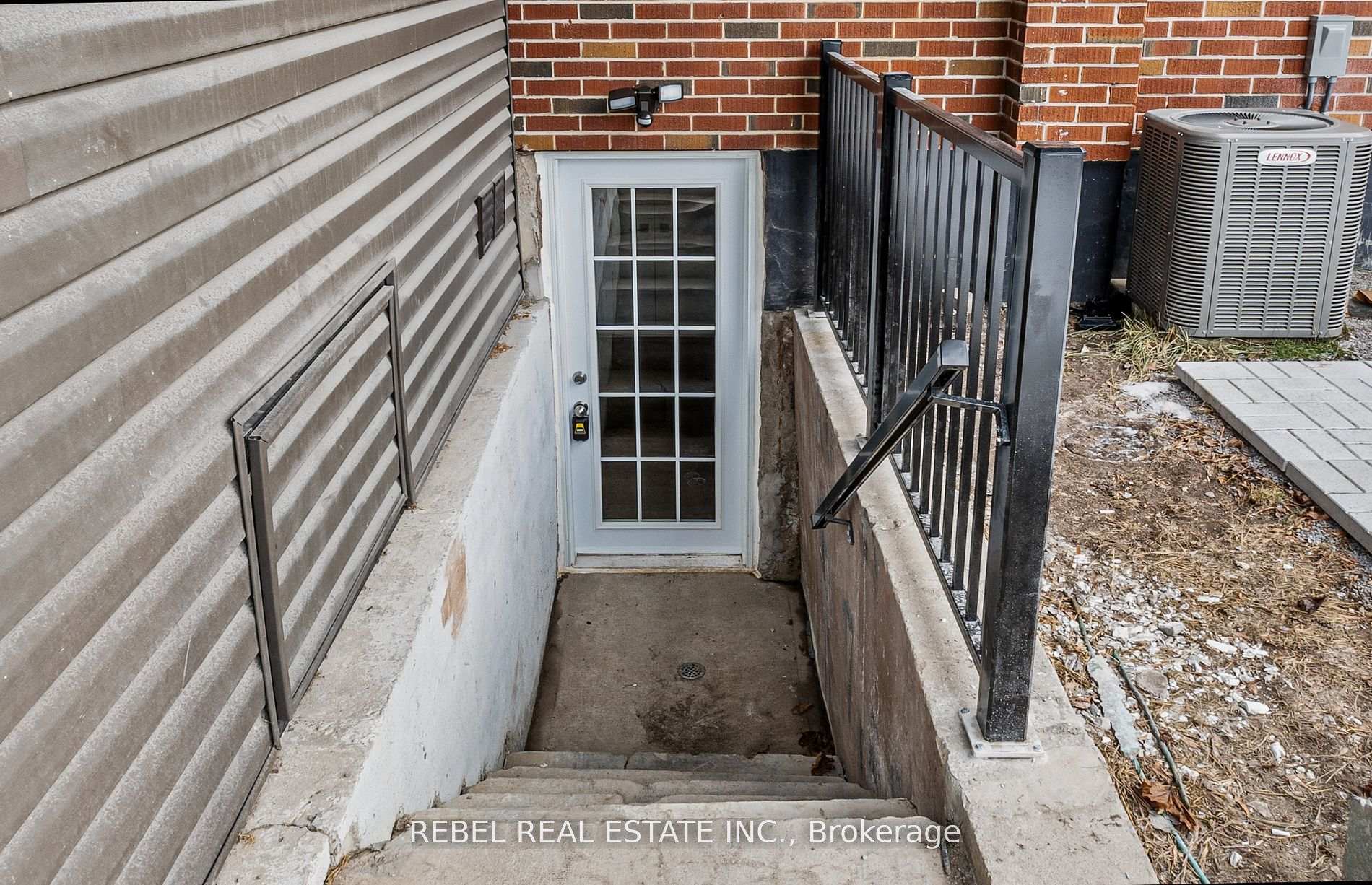 Photo 3 of Unit 2, 332 Cadillac Avenue S, Oshawa, Central — HOMEH