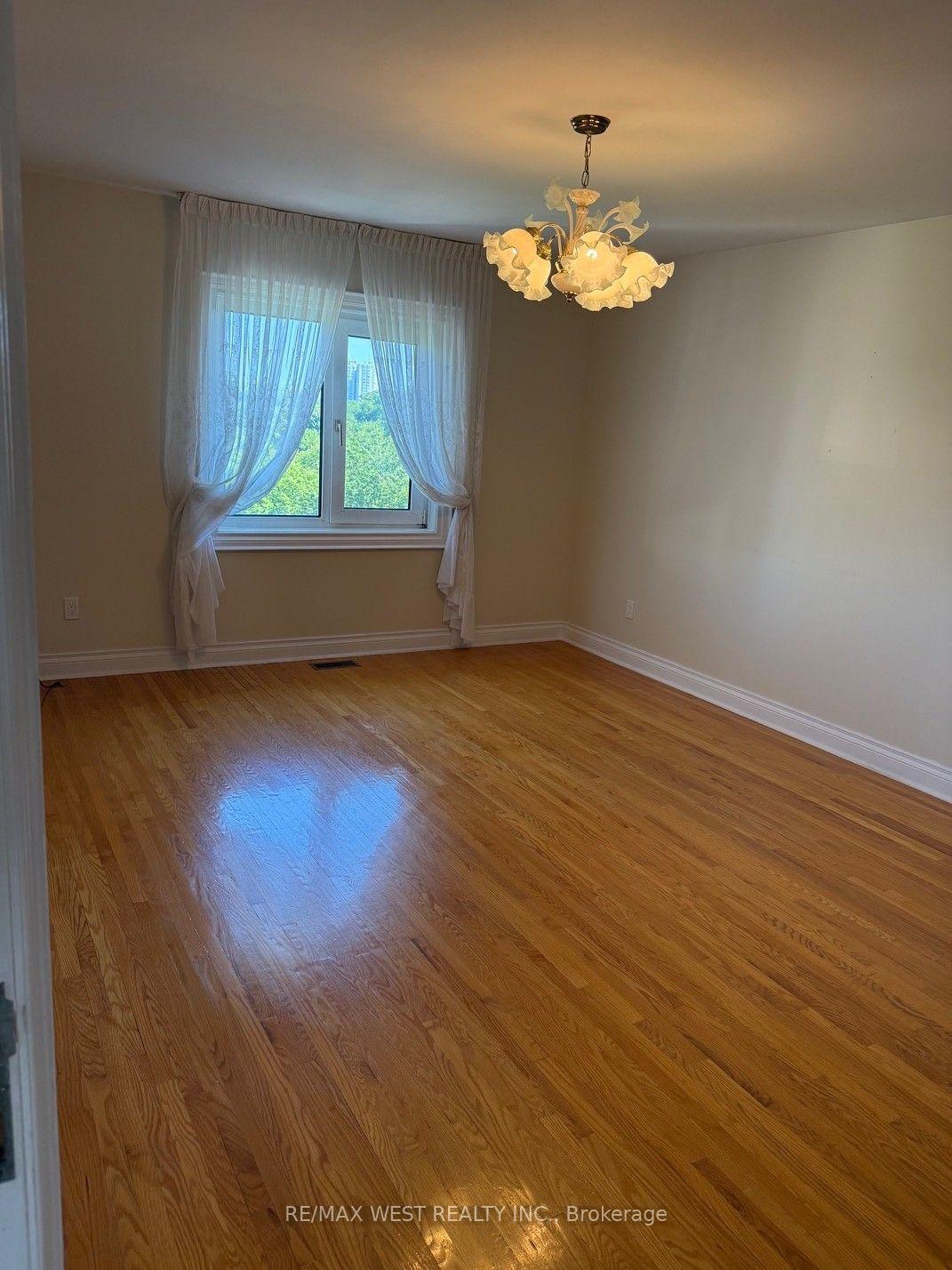 Photo 17 of 10 Norris Place, North York, Humberlea-Pelmo Park — HOMEH