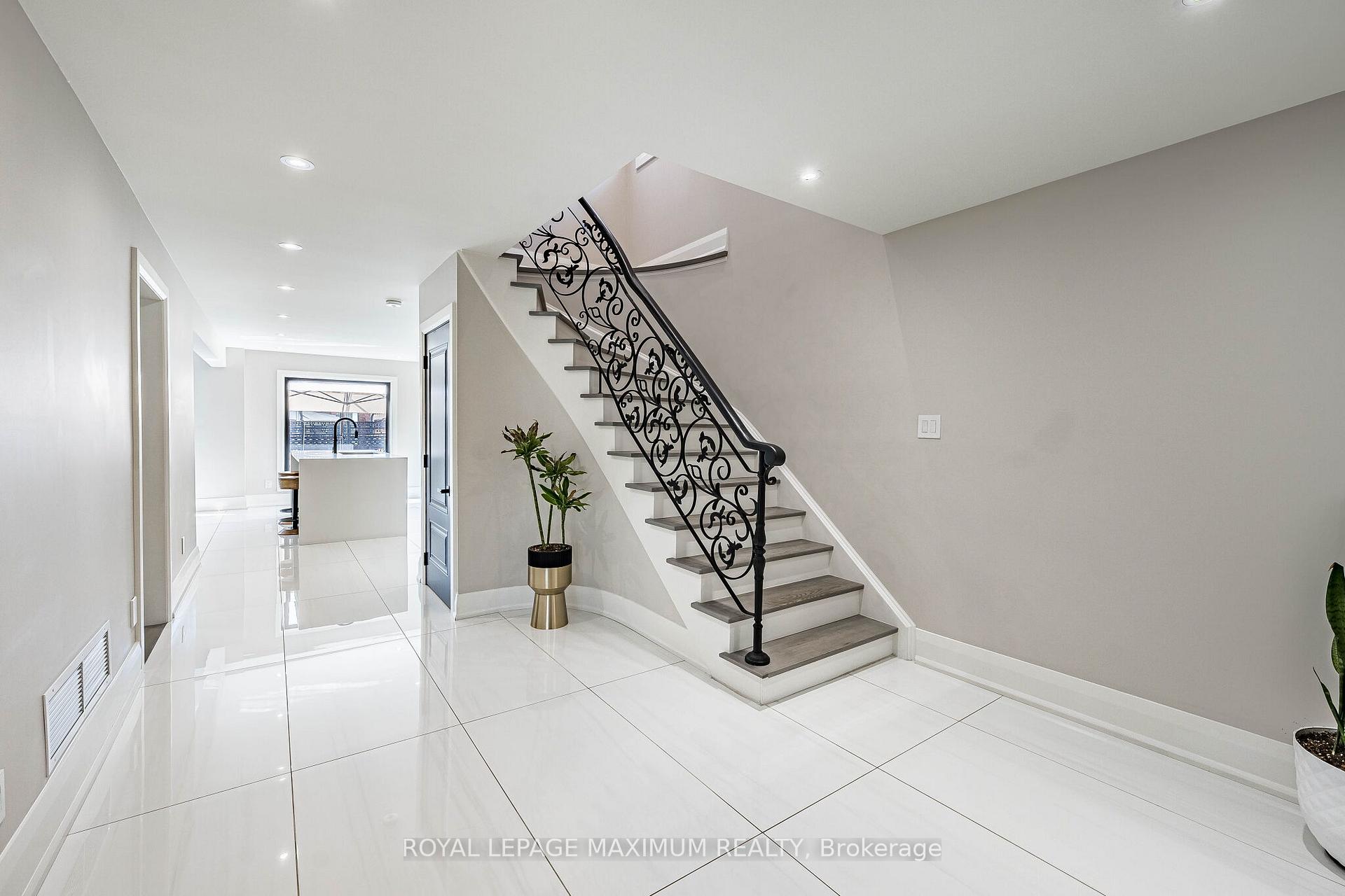 Photo 4 of 138 Jackman Crescent, Vaughan, West Woodbridge — HOMEH
