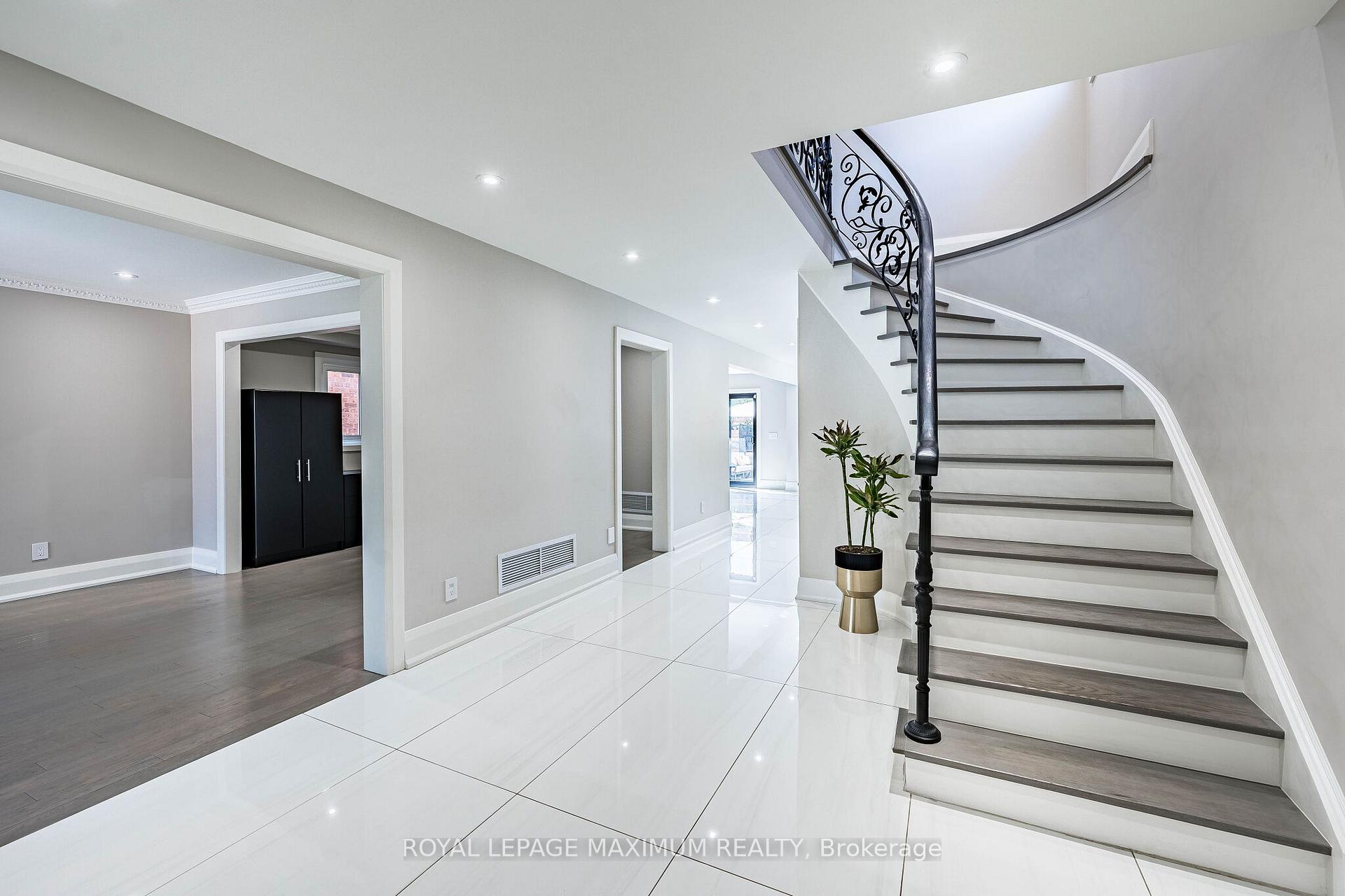 Photo 5 of 138 Jackman Crescent, Vaughan, West Woodbridge — HOMEH