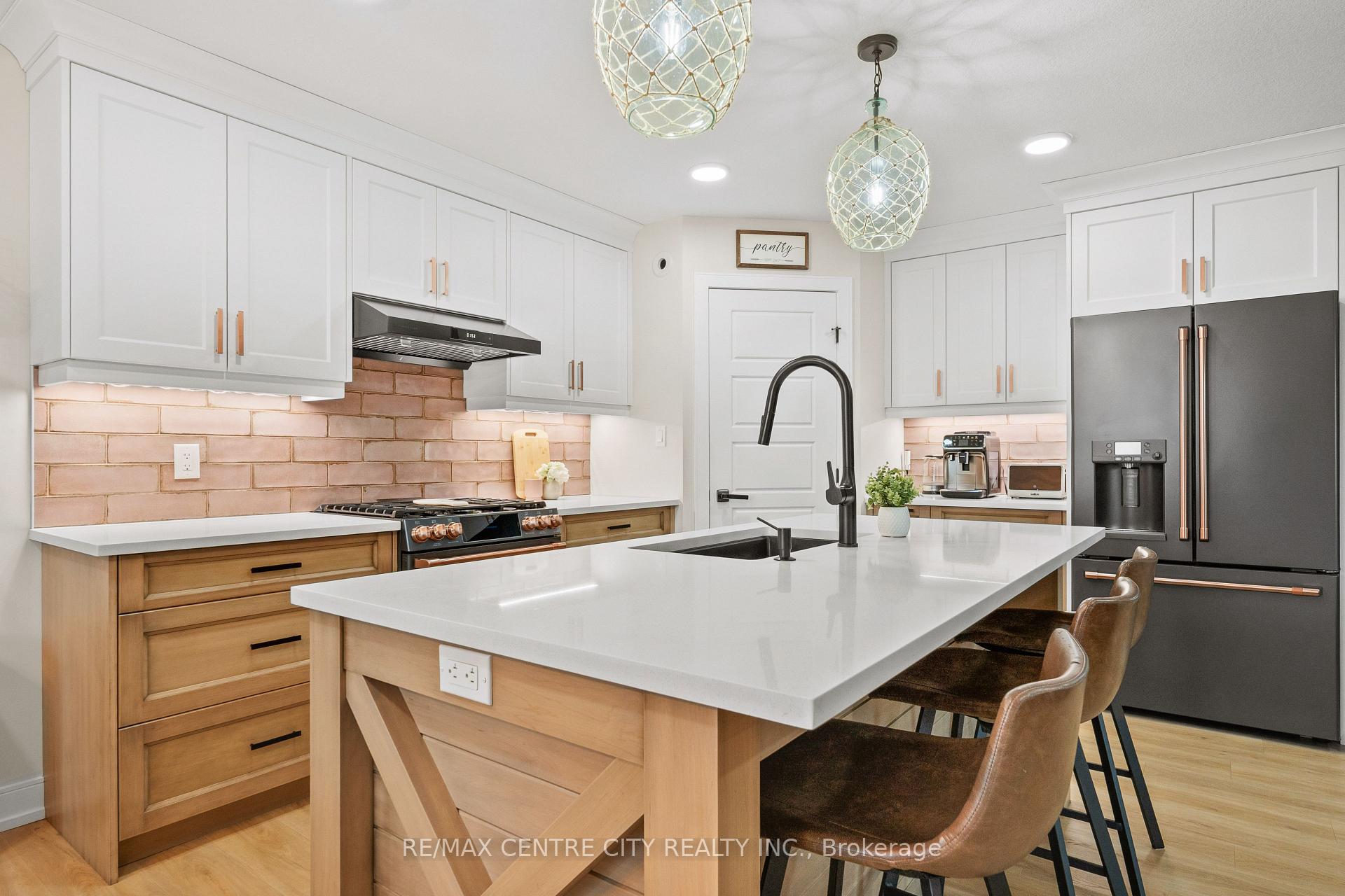 Photo 10 of 76 Styles Drive, St. Thomas — HOMEH