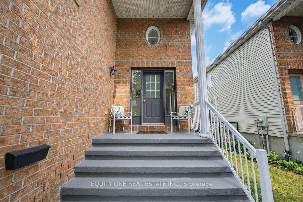 Photo 4 of 143 Castle Glen Crescent, Ottawa, Kanata - Glencairn/Hazeldean — HOMEH