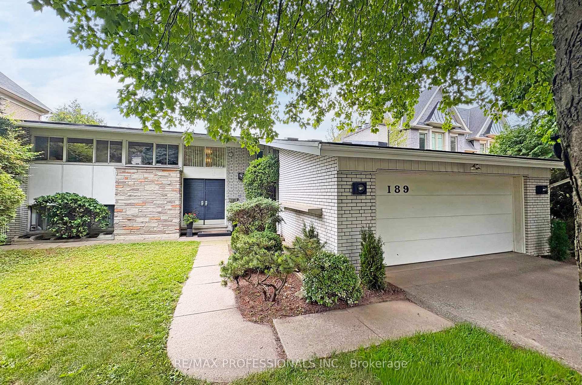 Photo 1 of 189 Edenbridge Drive, Etobicoke, Edenbridge-Humber Valley — HOMEH