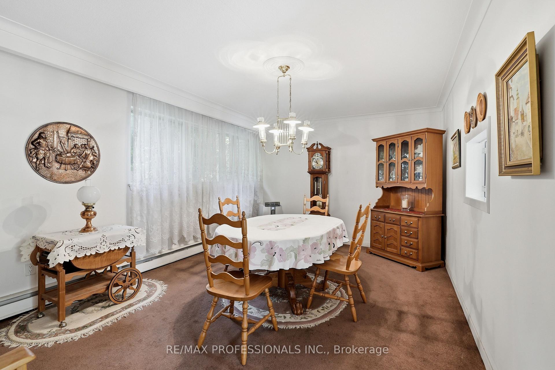 Photo 4 of 189 Edenbridge Drive, Etobicoke, Edenbridge-Humber Valley — HOMEH