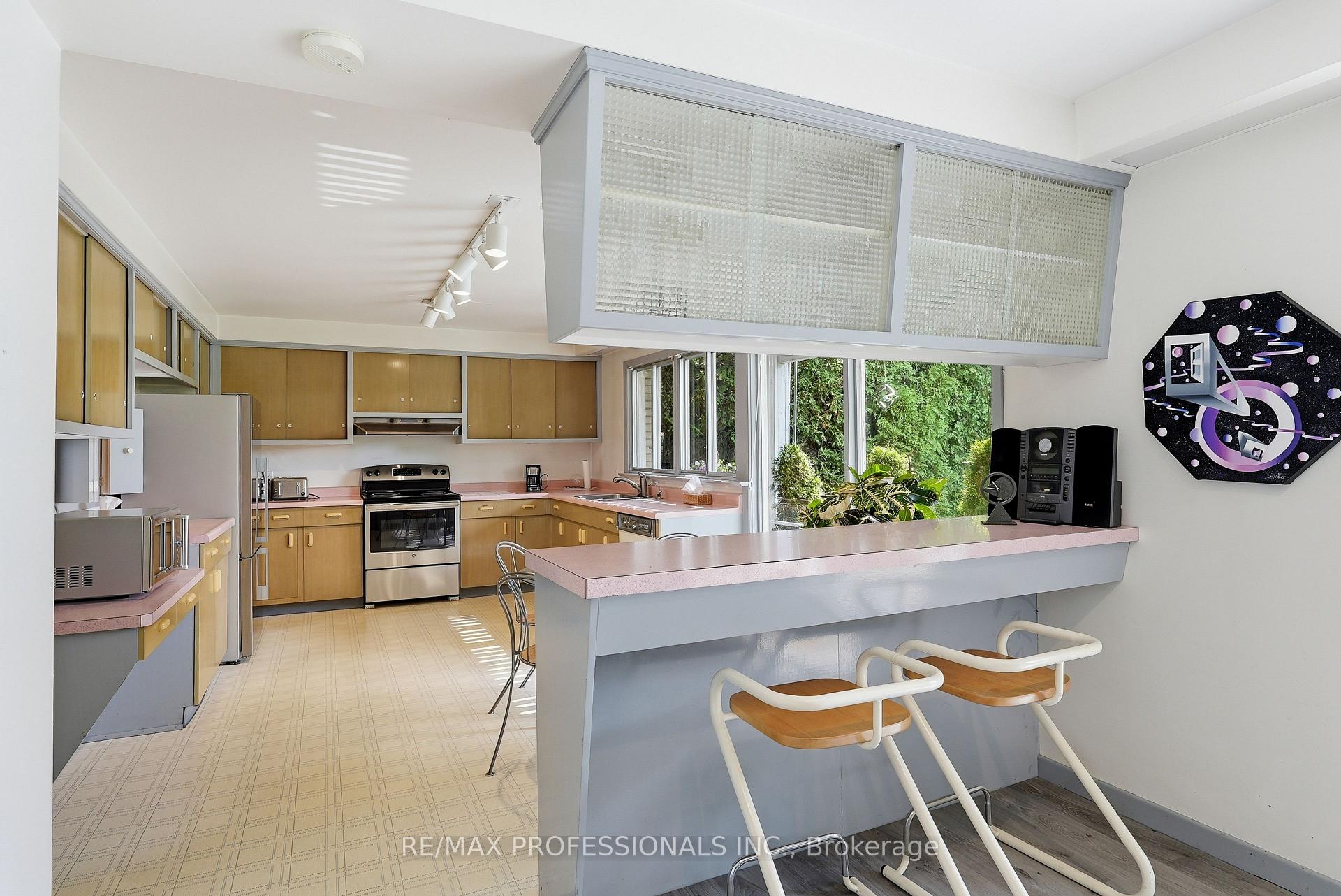 Photo 5 of 189 Edenbridge Drive, Etobicoke, Edenbridge-Humber Valley — HOMEH