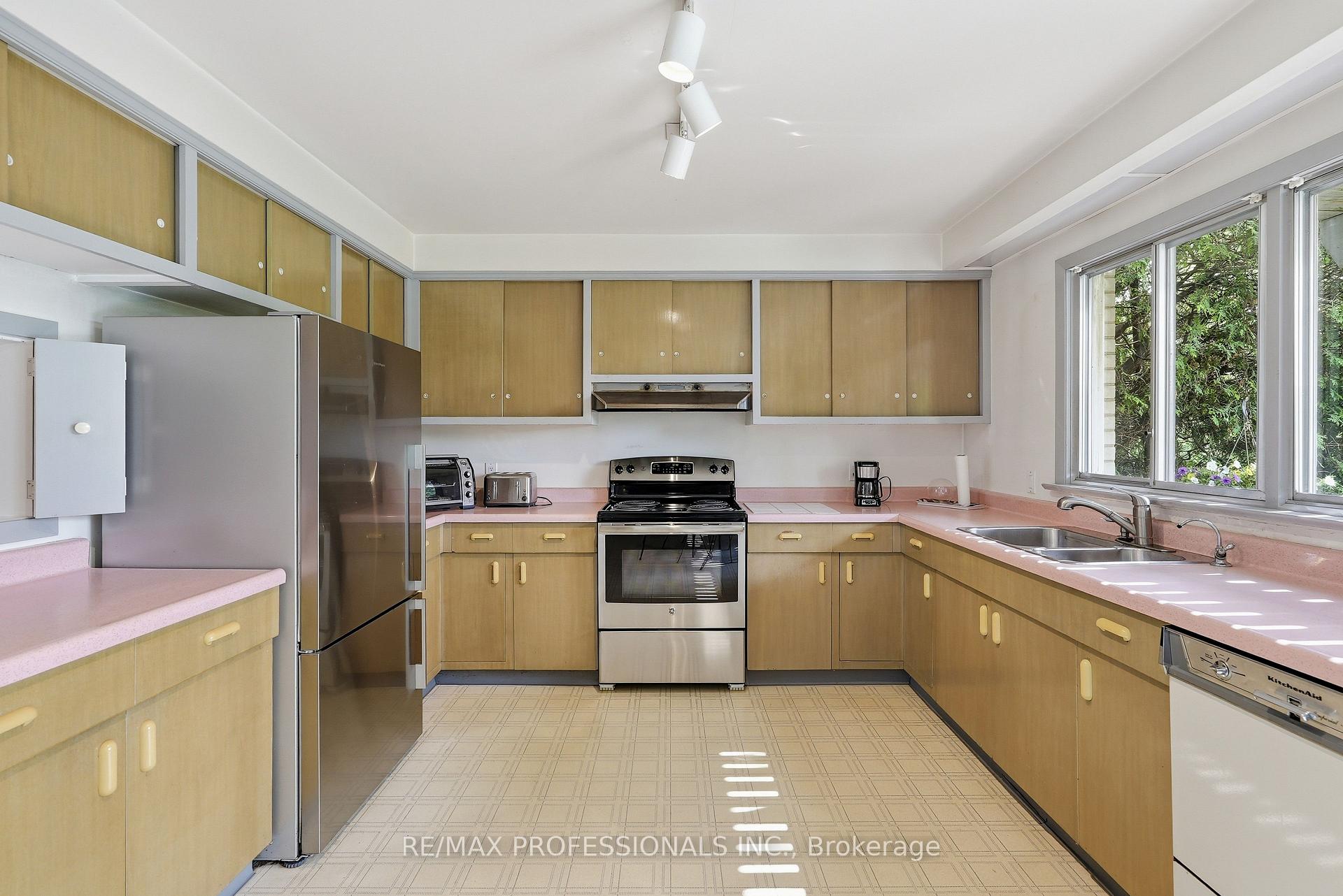 Photo 6 of 189 Edenbridge Drive, Etobicoke, Edenbridge-Humber Valley — HOMEH