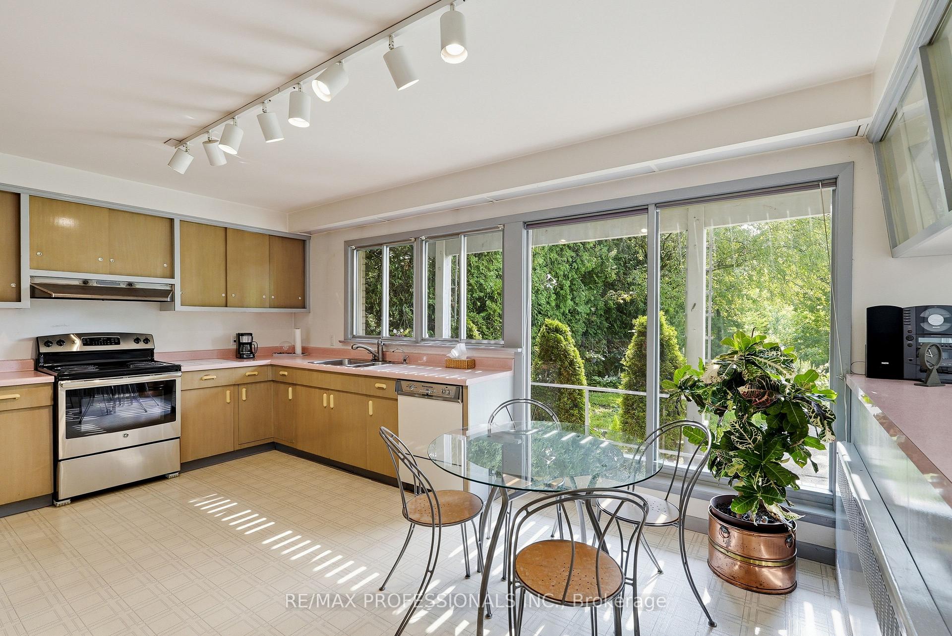 Photo 7 of 189 Edenbridge Drive, Etobicoke, Edenbridge-Humber Valley — HOMEH