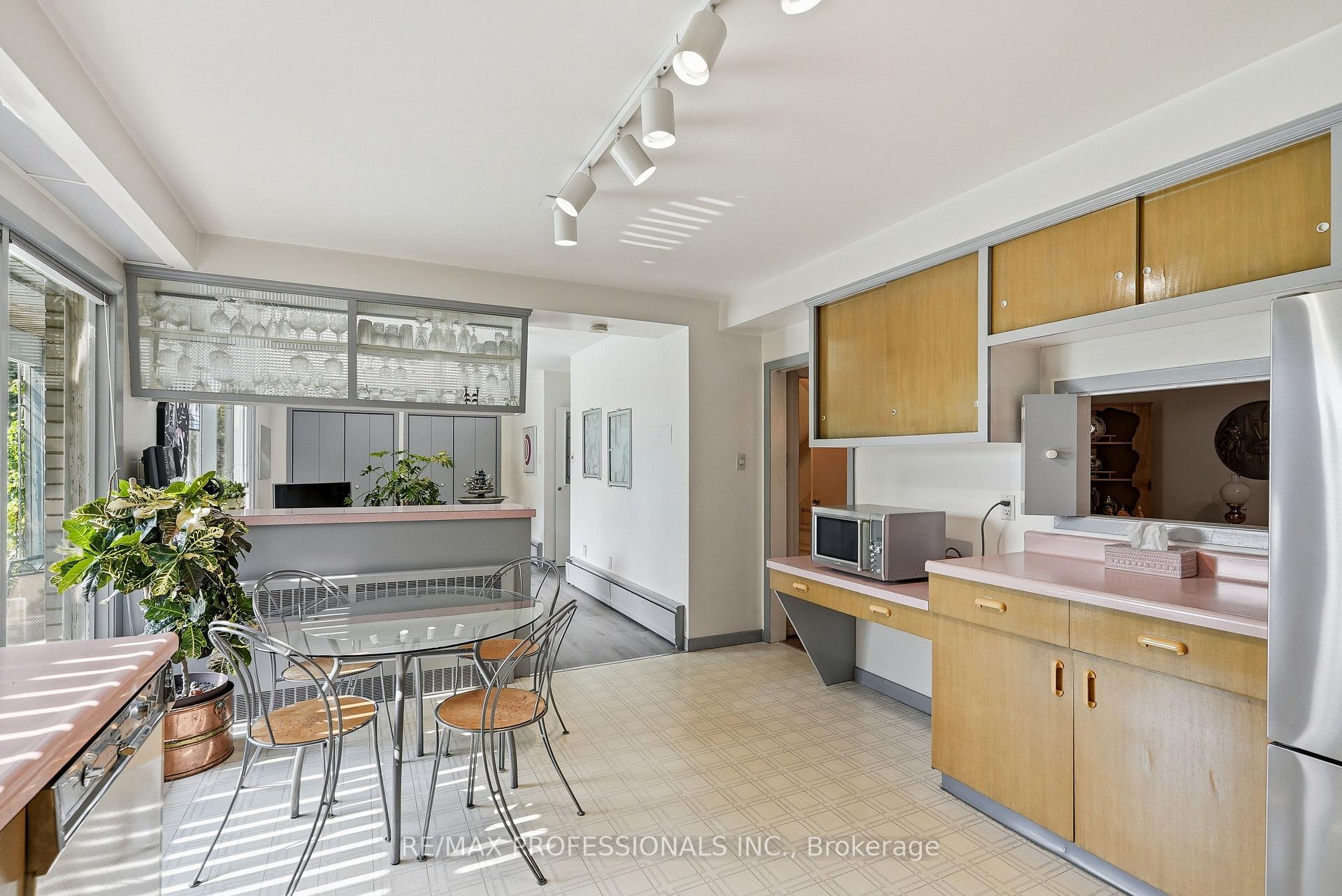 Photo 8 of 189 Edenbridge Drive, Etobicoke, Edenbridge-Humber Valley — HOMEH