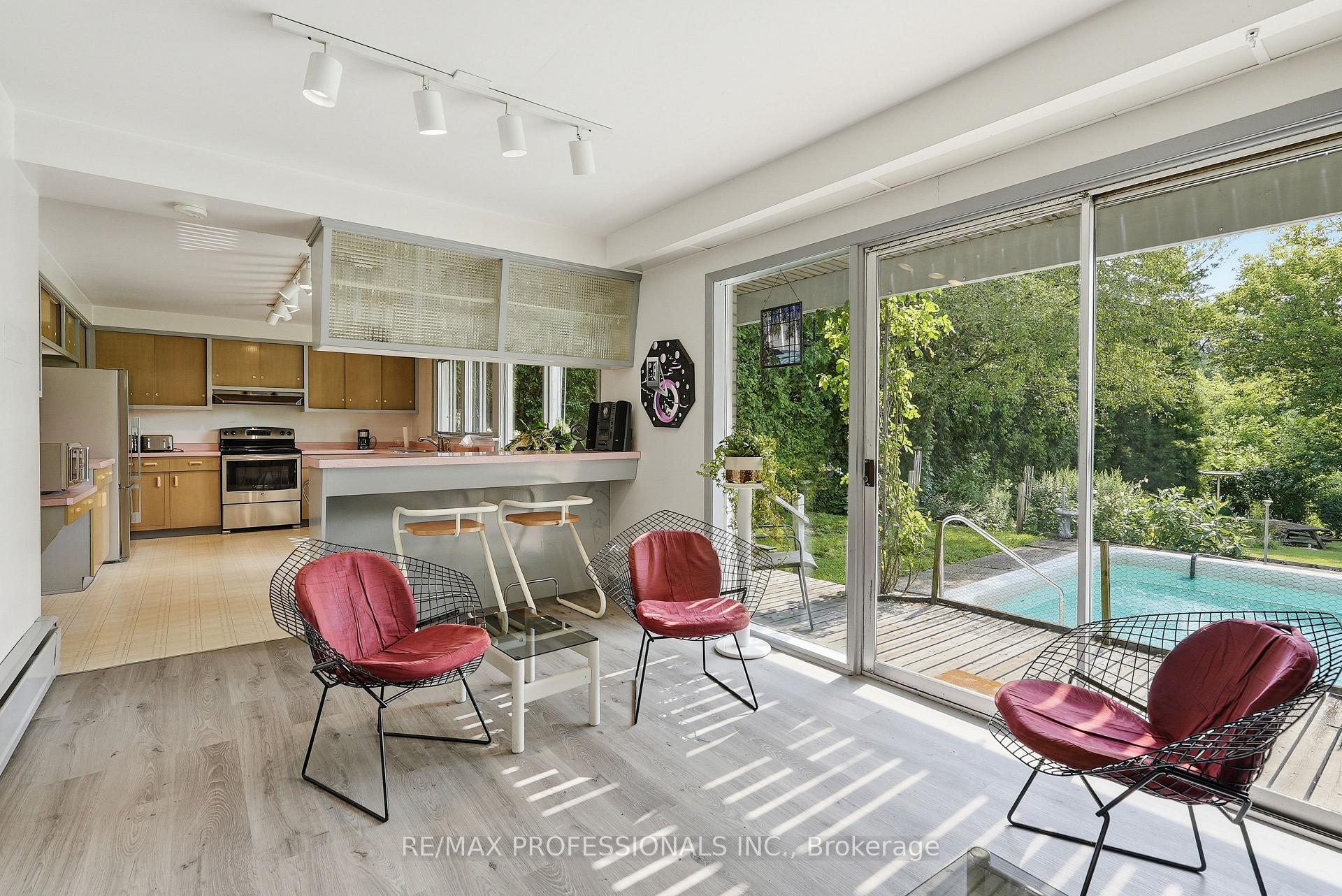 Photo 9 of 189 Edenbridge Drive, Etobicoke, Edenbridge-Humber Valley — HOMEH