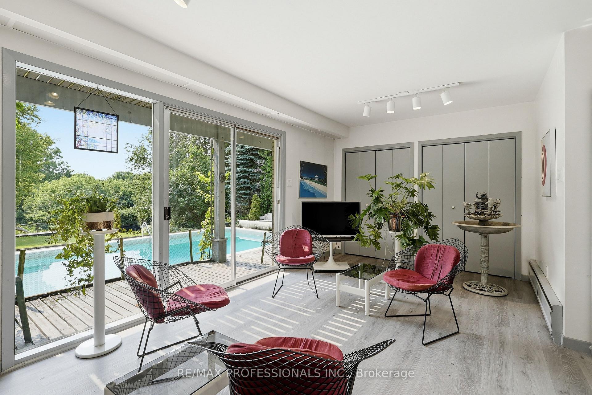 Photo 10 of 189 Edenbridge Drive, Etobicoke, Edenbridge-Humber Valley — HOMEH