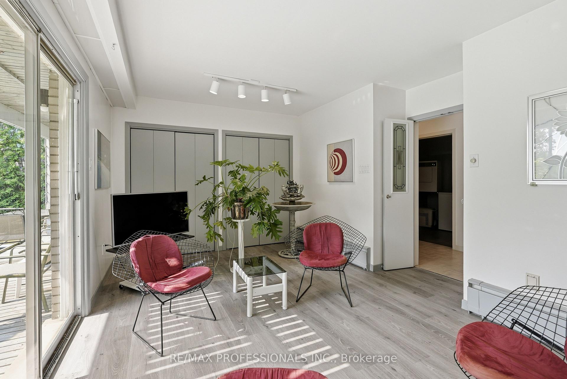 Photo 11 of 189 Edenbridge Drive, Etobicoke, Edenbridge-Humber Valley — HOMEH
