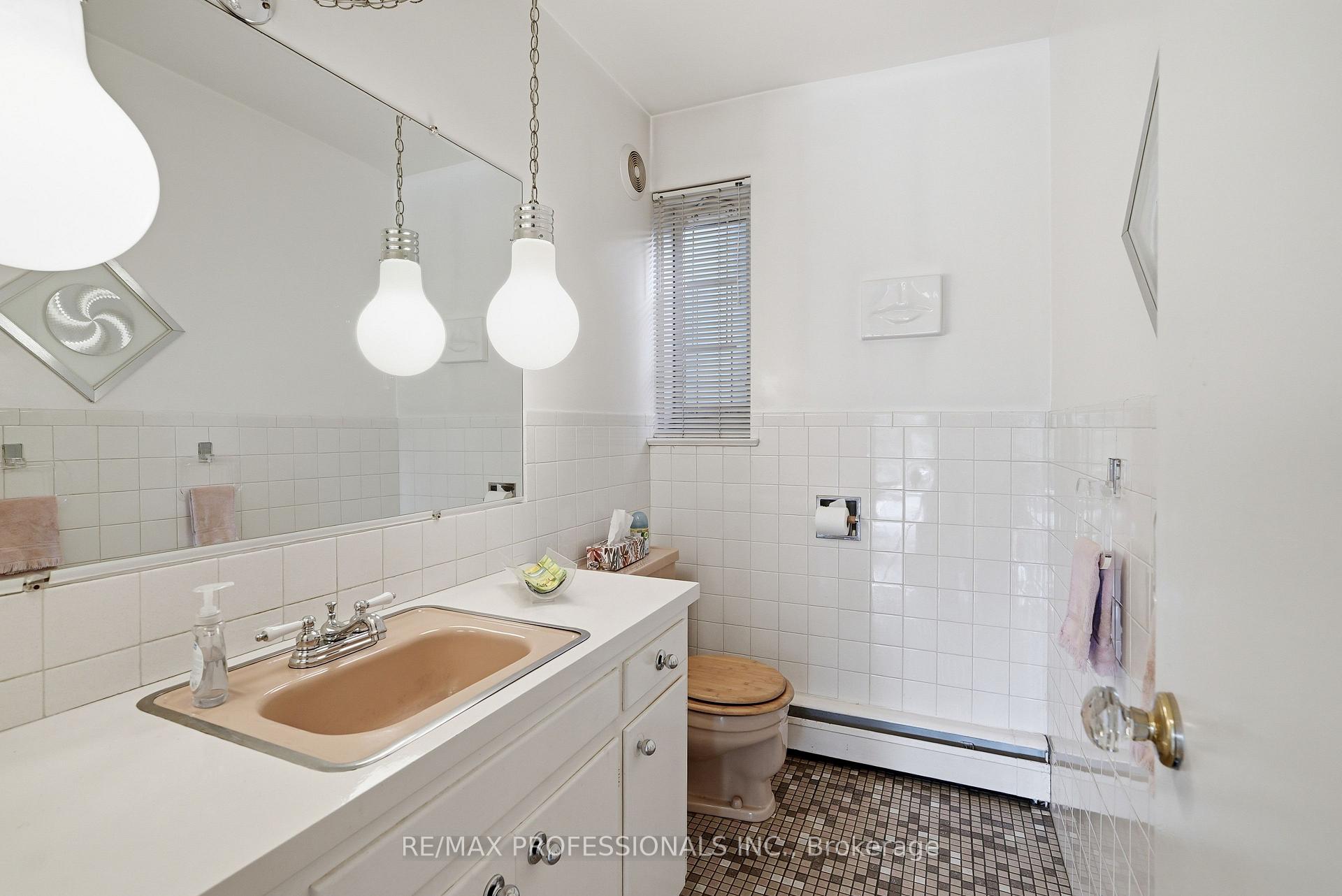 Photo 12 of 189 Edenbridge Drive, Etobicoke, Edenbridge-Humber Valley — HOMEH