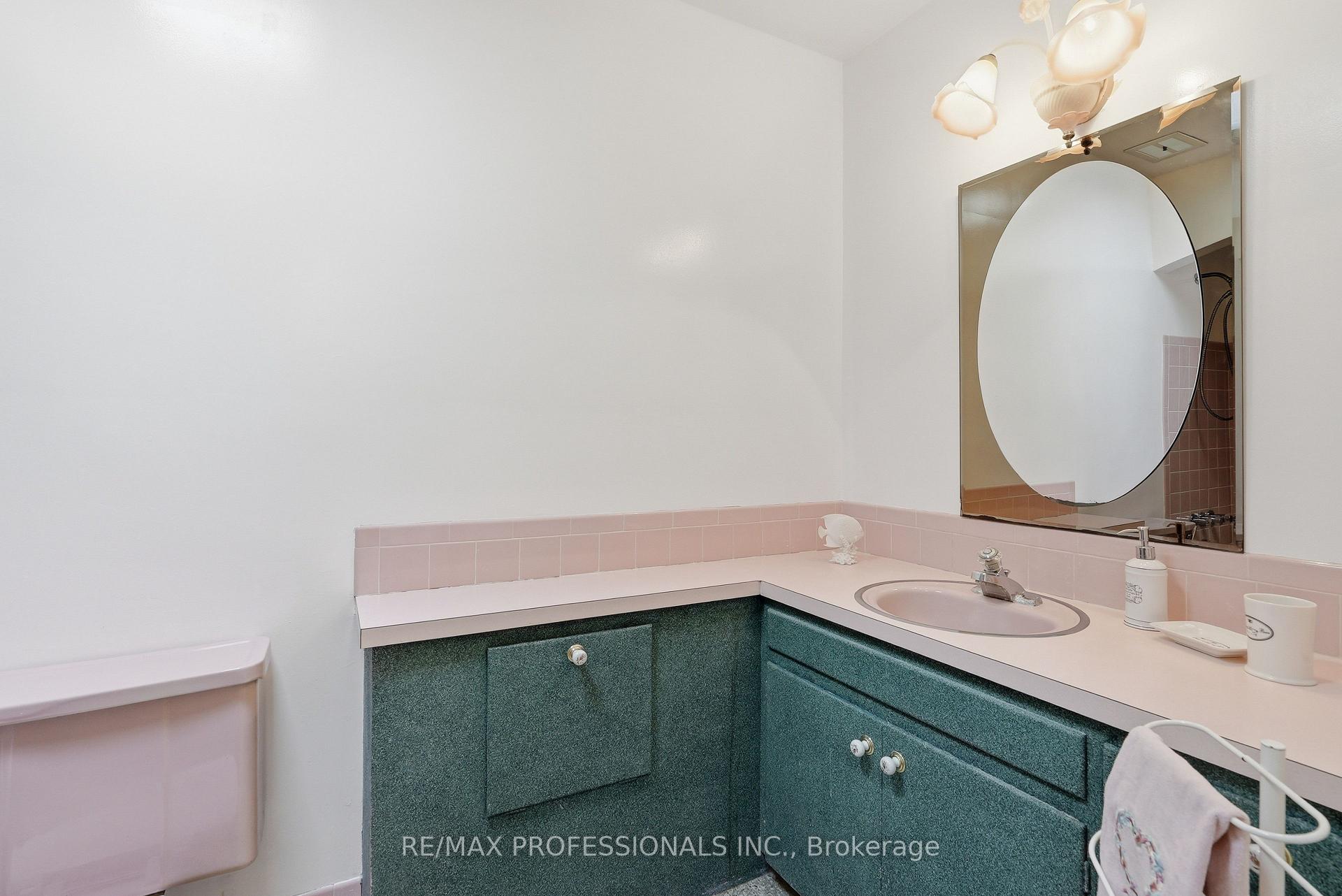 Photo 18 of 189 Edenbridge Drive, Etobicoke, Edenbridge-Humber Valley — HOMEH