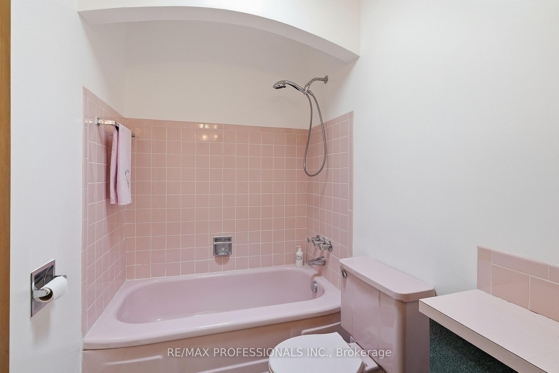 Photo 19 of 189 Edenbridge Drive, Etobicoke, Edenbridge-Humber Valley — HOMEH
