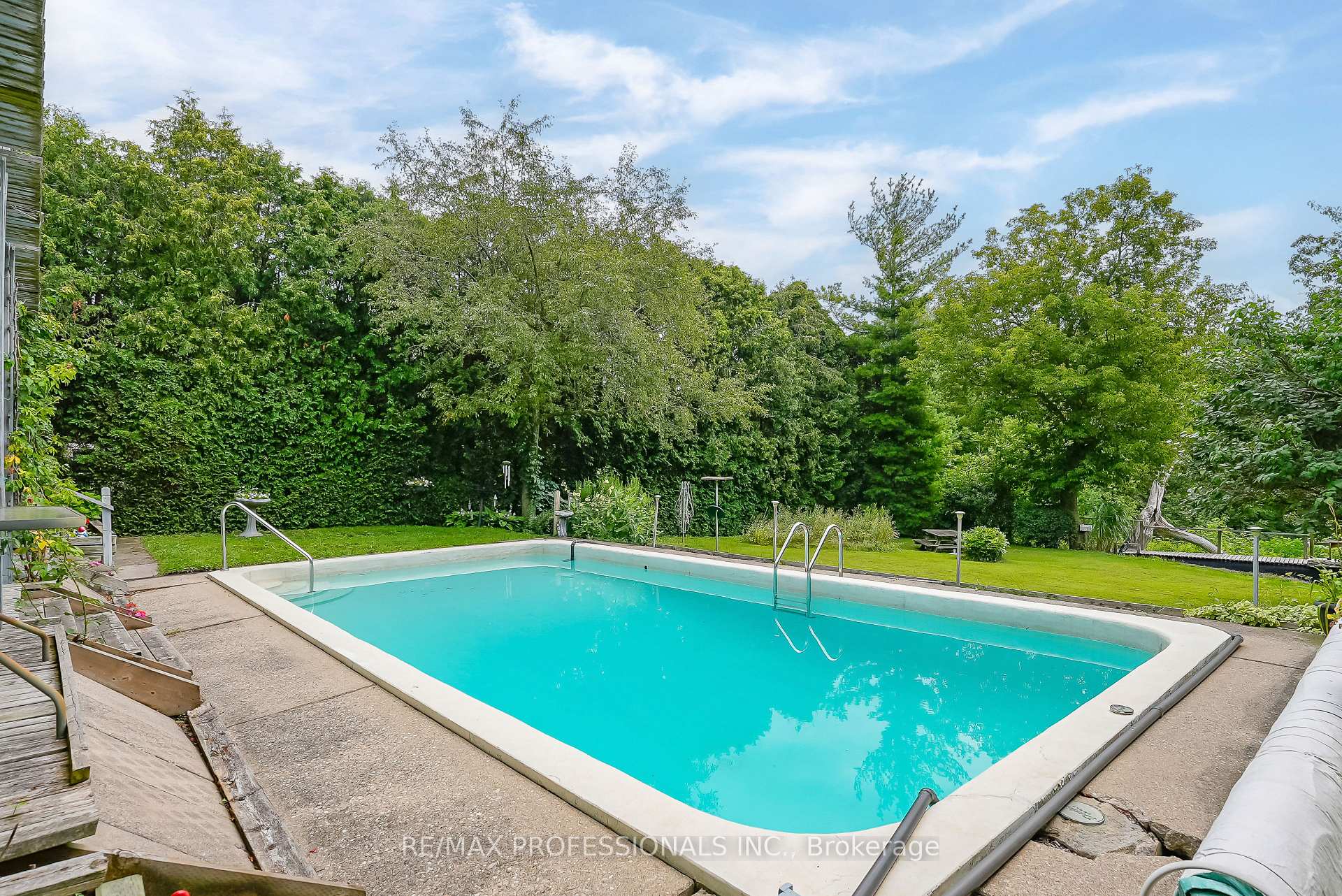 Photo 33 of 189 Edenbridge Drive, Etobicoke, Edenbridge-Humber Valley — HOMEH