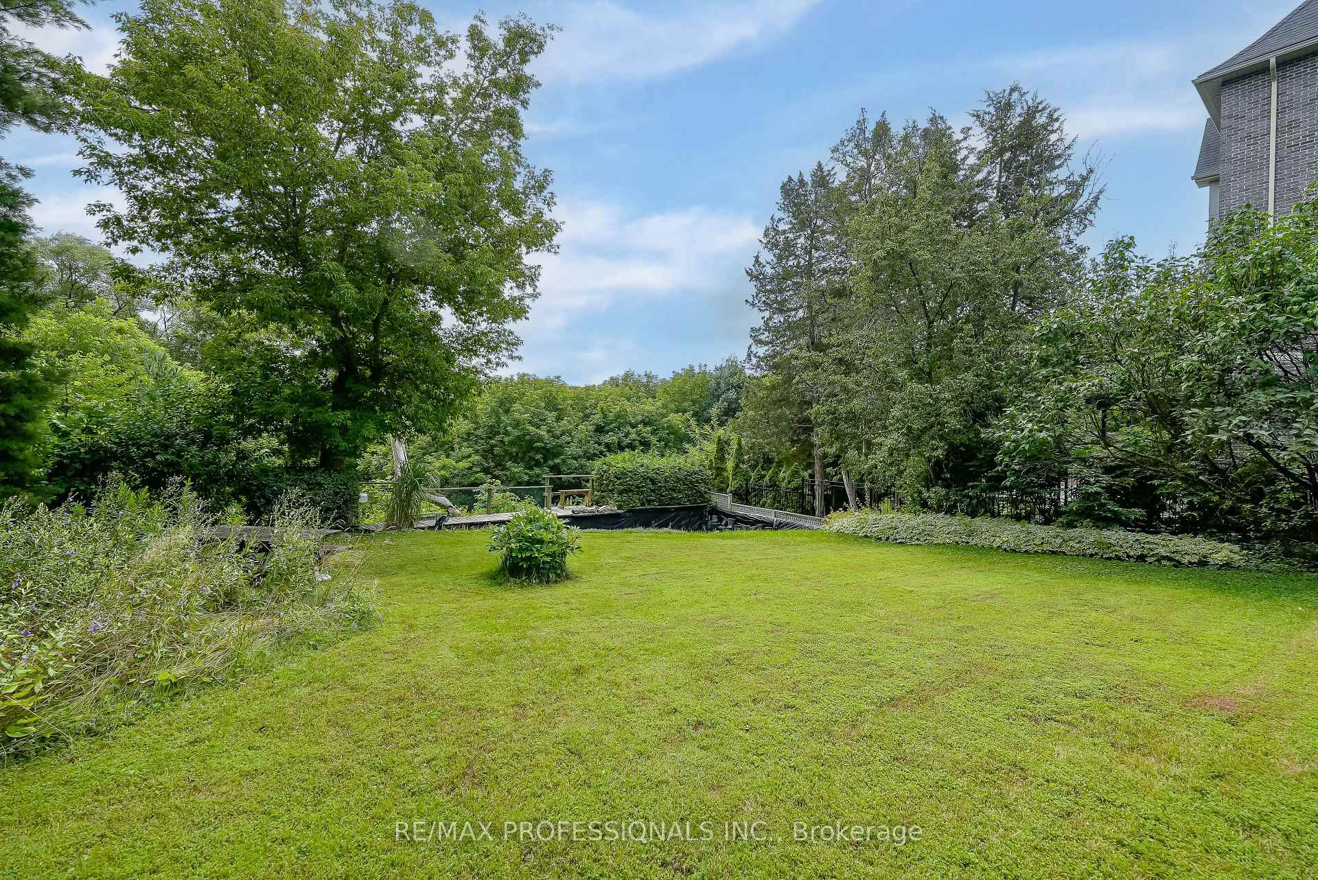 Photo 34 of 189 Edenbridge Drive, Etobicoke, Edenbridge-Humber Valley — HOMEH