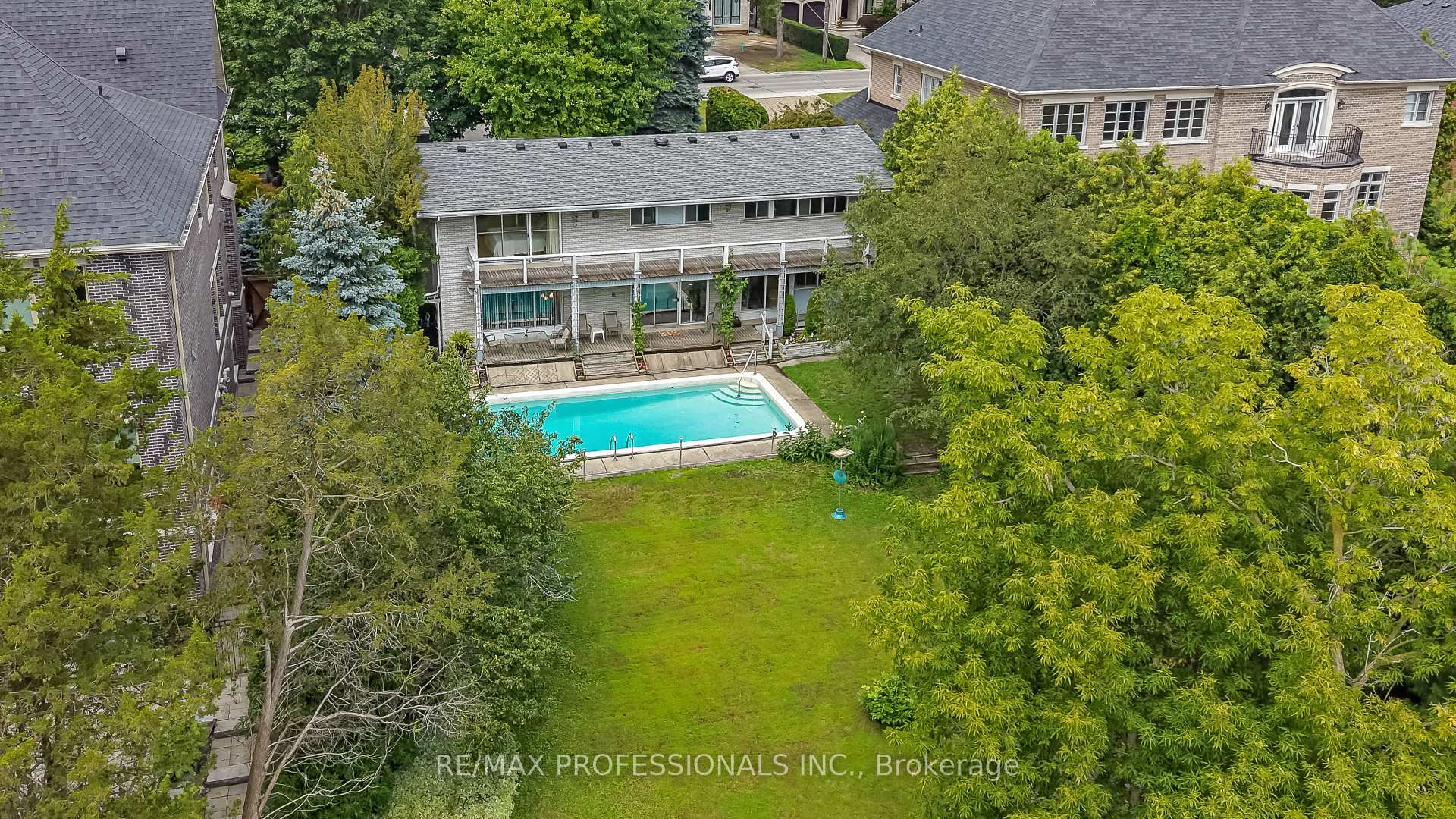 Photo 37 of 189 Edenbridge Drive, Etobicoke, Edenbridge-Humber Valley — HOMEH
