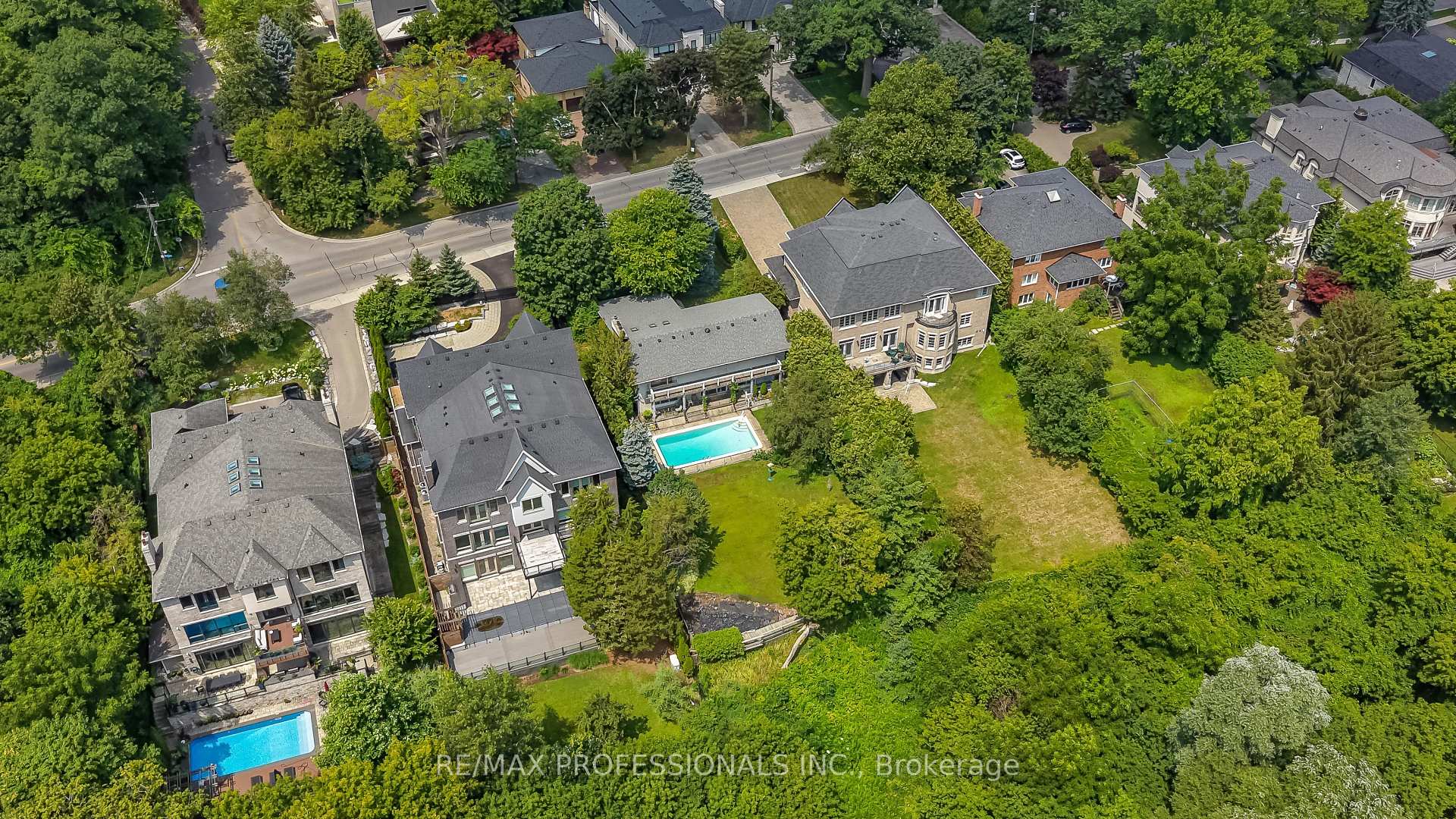 Photo 38 of 189 Edenbridge Drive, Etobicoke, Edenbridge-Humber Valley — HOMEH