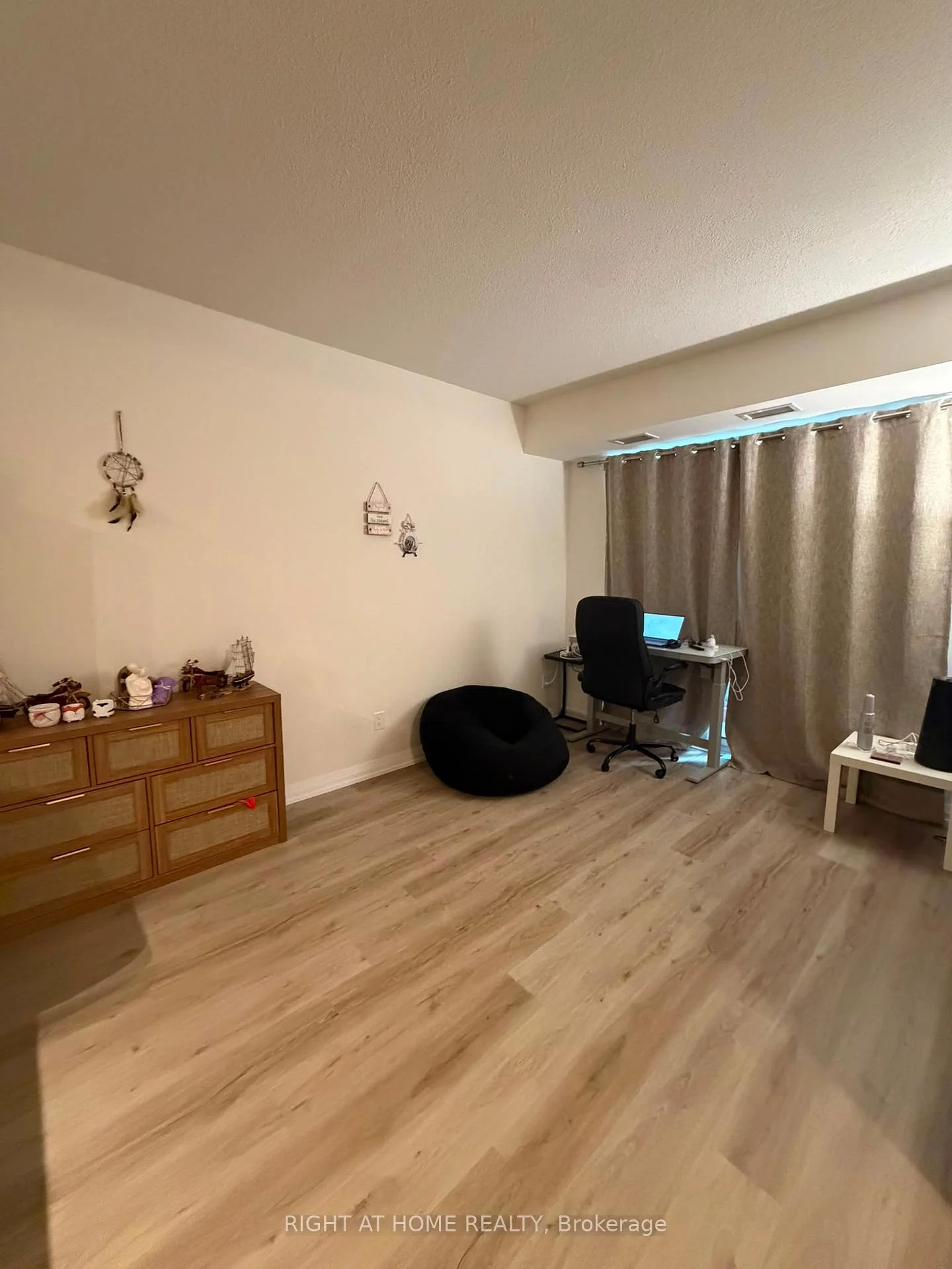 Photo 2 of Unit 1402, 33 Erie Avenue, Brantford, Eagle Place West — HOMEH