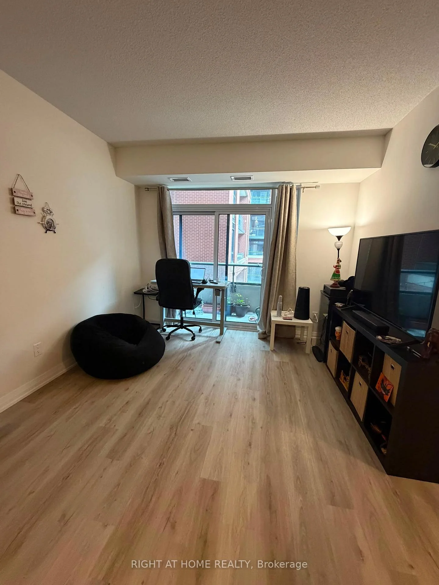 Photo 8 of Unit 1402, 33 Erie Avenue, Brantford, Eagle Place West — HOMEH