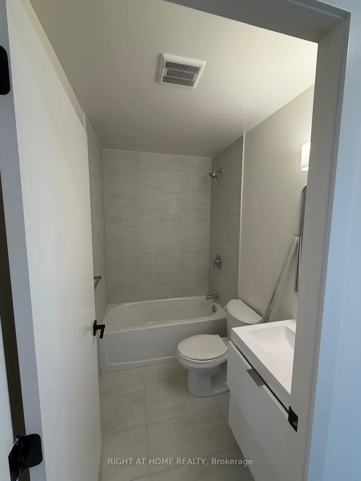 Photo 19 of Unit 1402, 33 Erie Avenue, Brantford, Eagle Place West — HOMEH