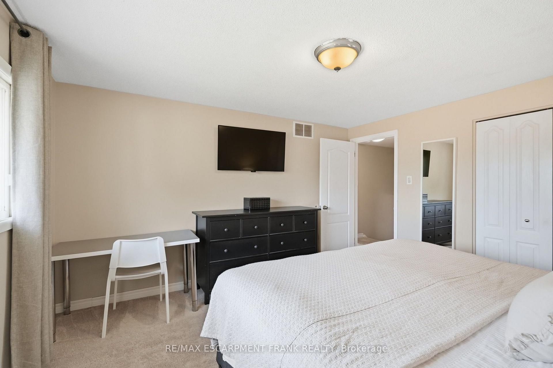Photo 28 of 62 Owen Place, Hamilton, Greenford — HOMEH