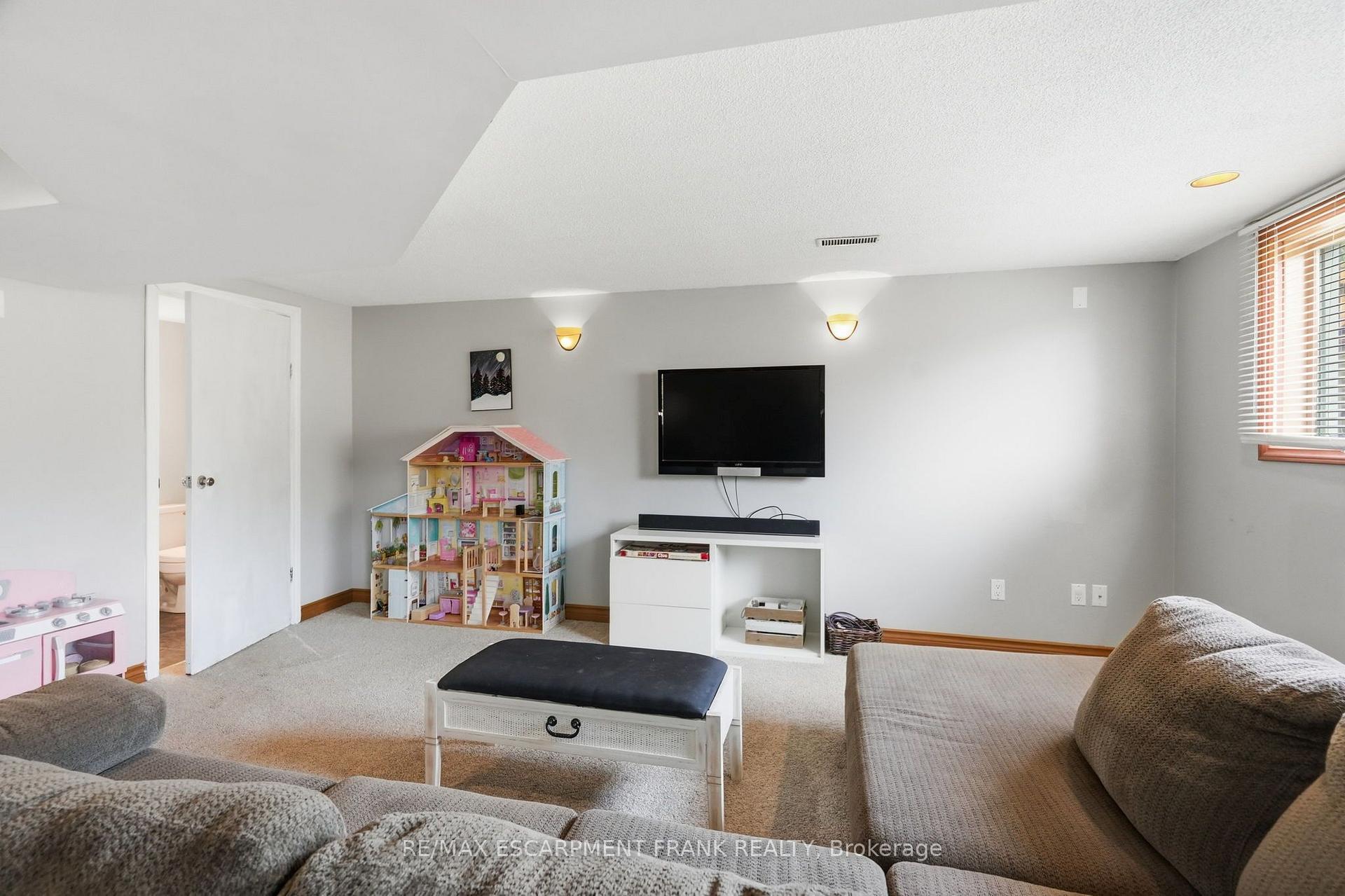 Photo 31 of 62 Owen Place, Hamilton, Greenford — HOMEH