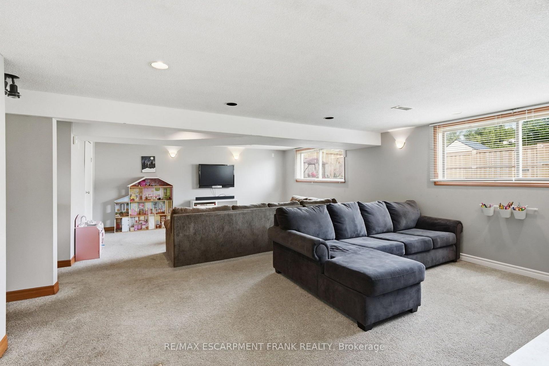 Photo 38 of 62 Owen Place, Hamilton, Greenford — HOMEH