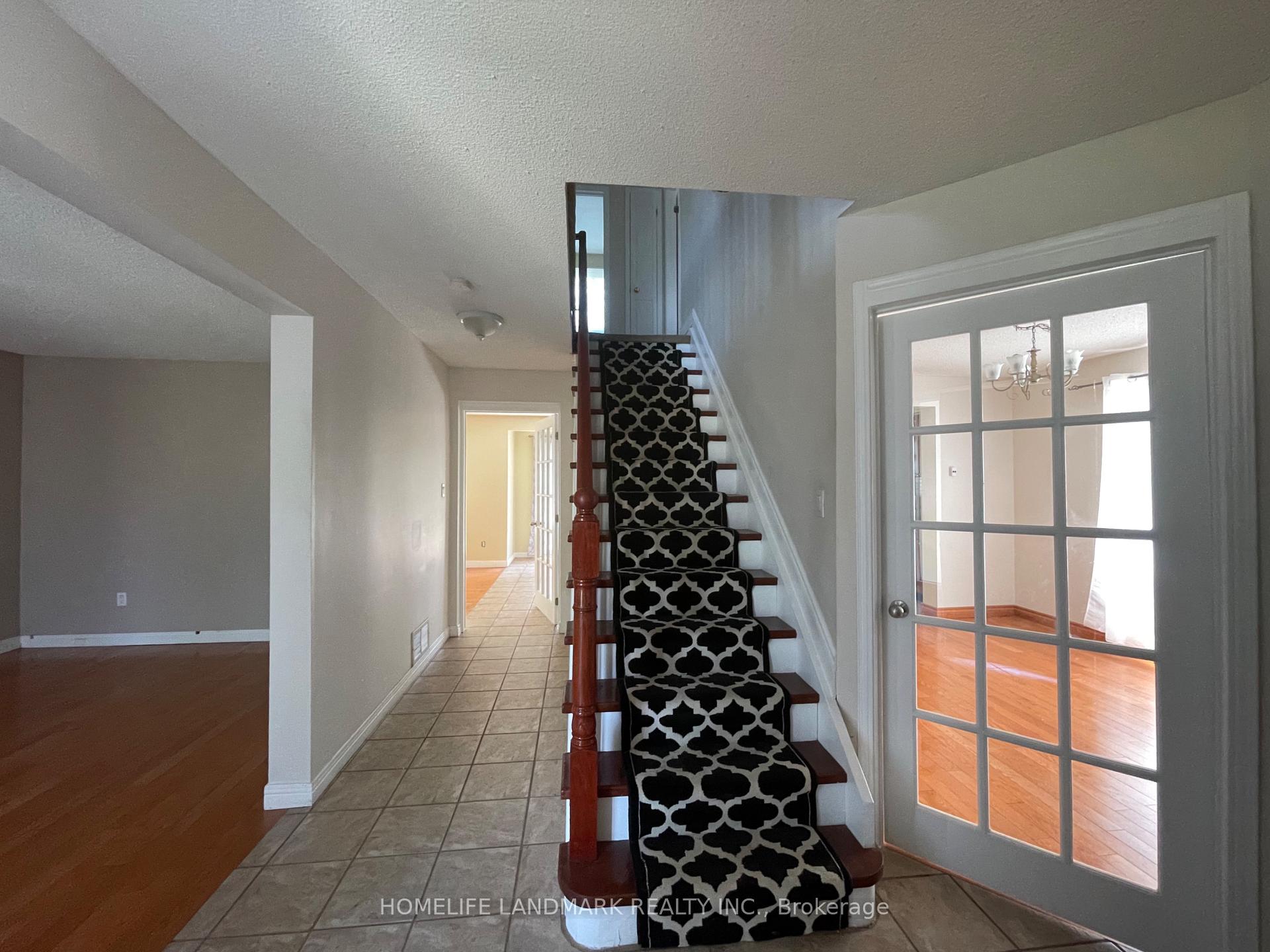 Photo 3 of Unit Main, 11 Orwell Crescent, Barrie, Letitia Heights — HOMEH