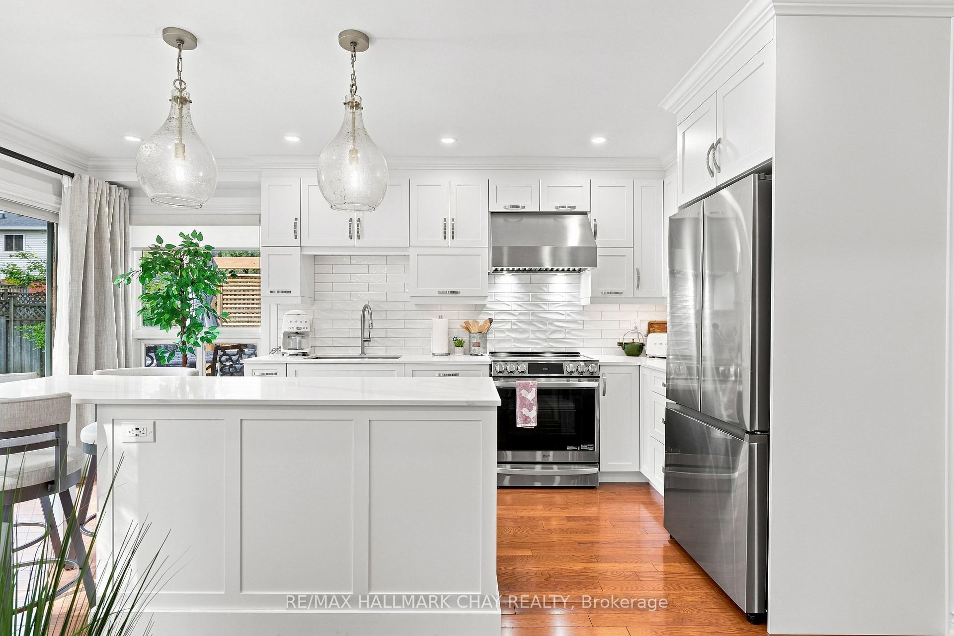 Photo 2 of 23 Twelve Oaks Drive, Aurora, Aurora Village — HOMEH