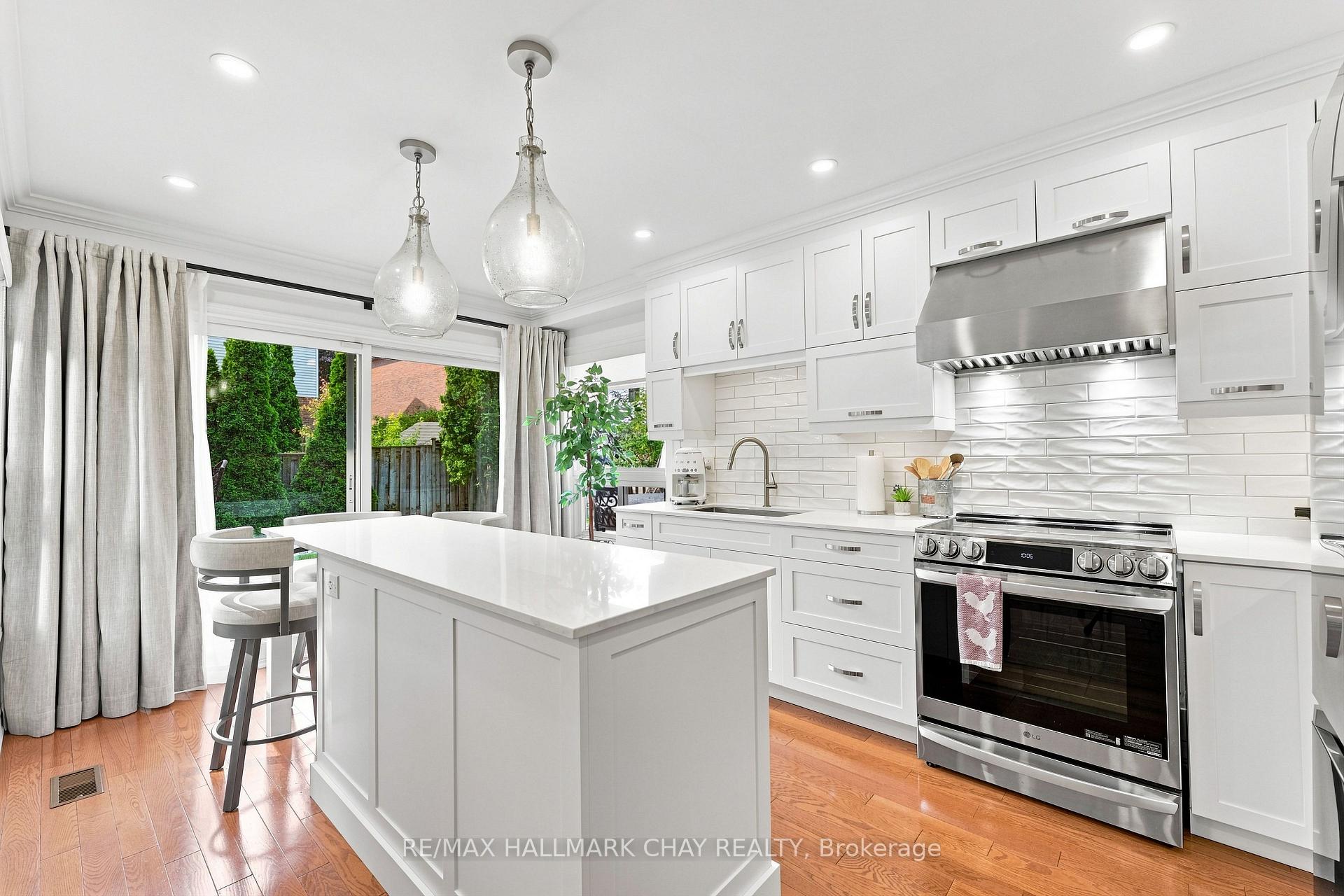 Photo 3 of 23 Twelve Oaks Drive, Aurora, Aurora Village — HOMEH