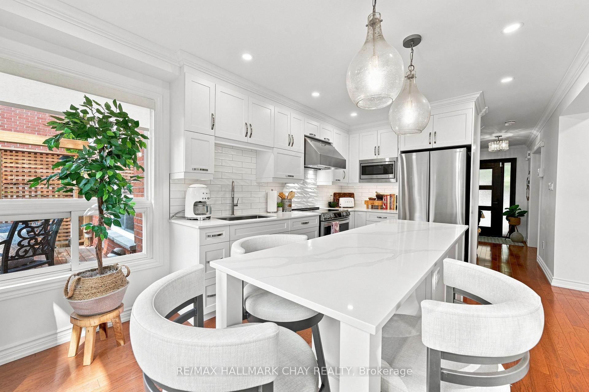 Photo 5 of 23 Twelve Oaks Drive, Aurora, Aurora Village — HOMEH