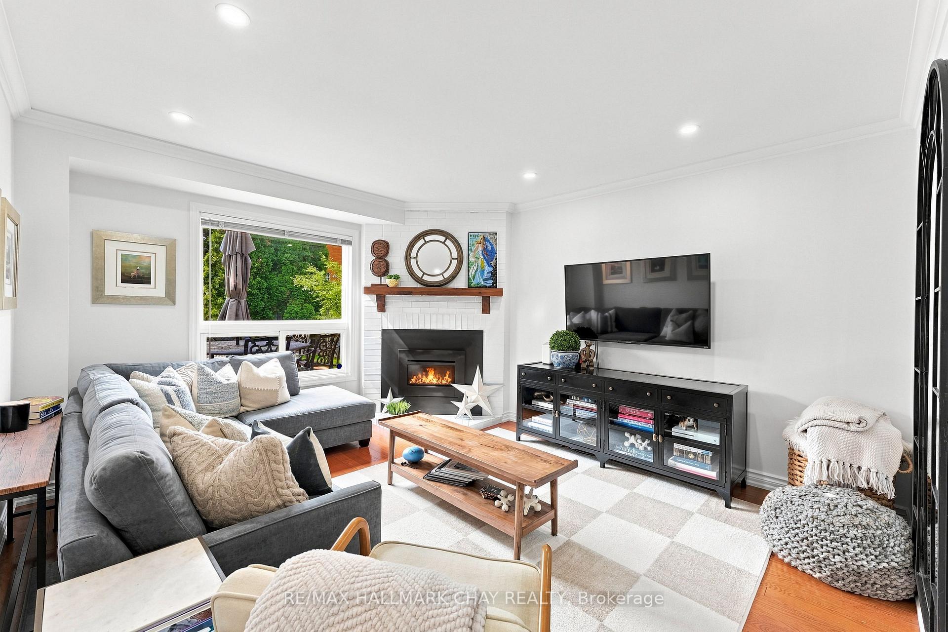 Photo 6 of 23 Twelve Oaks Drive, Aurora, Aurora Village — HOMEH