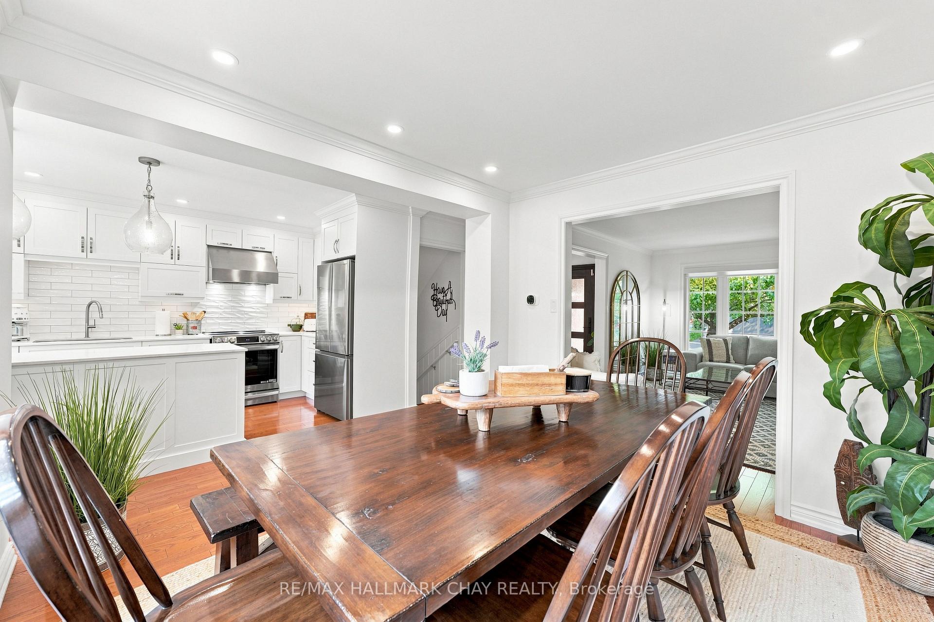 Photo 10 of 23 Twelve Oaks Drive, Aurora, Aurora Village — HOMEH