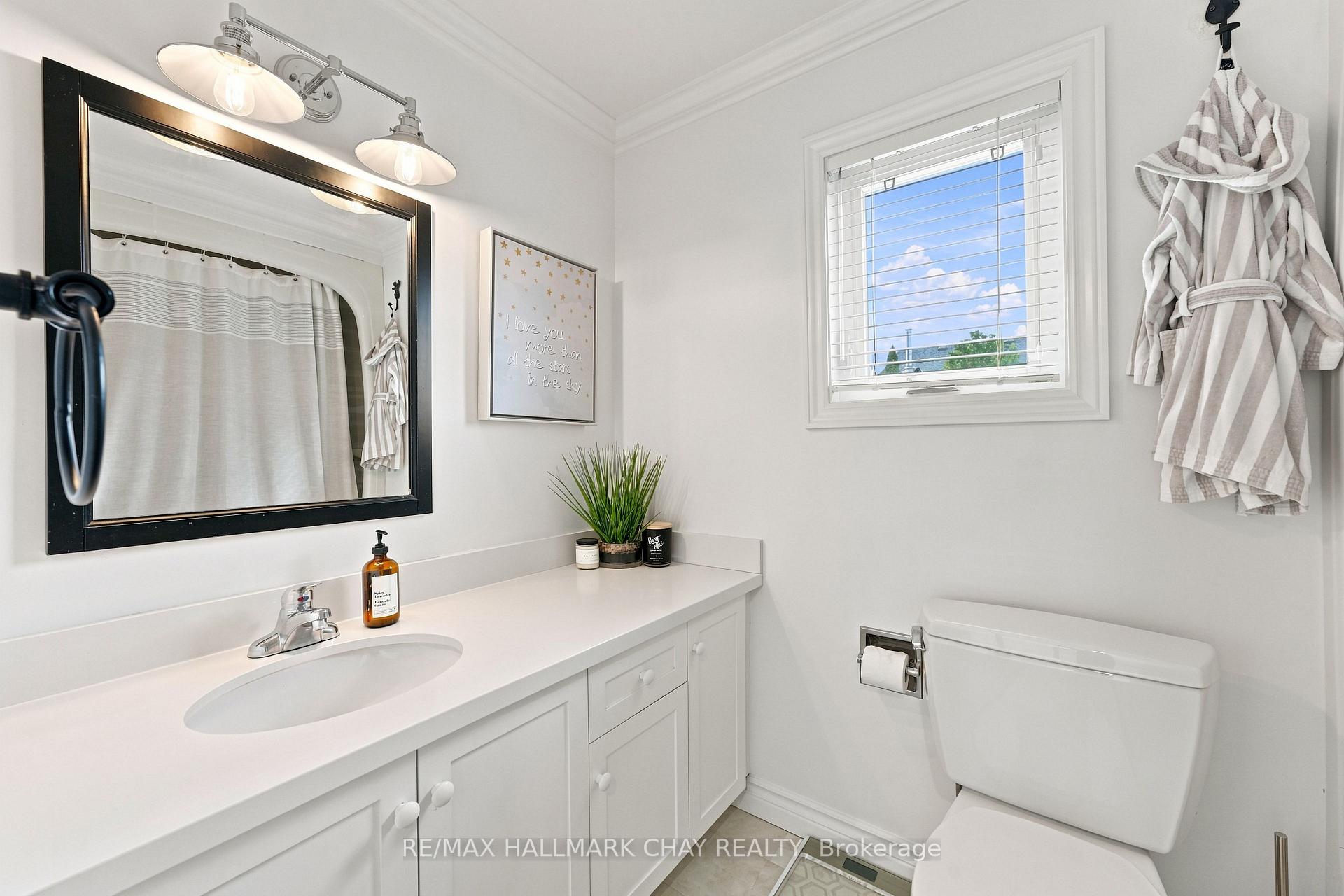 Photo 24 of 23 Twelve Oaks Drive, Aurora, Aurora Village — HOMEH