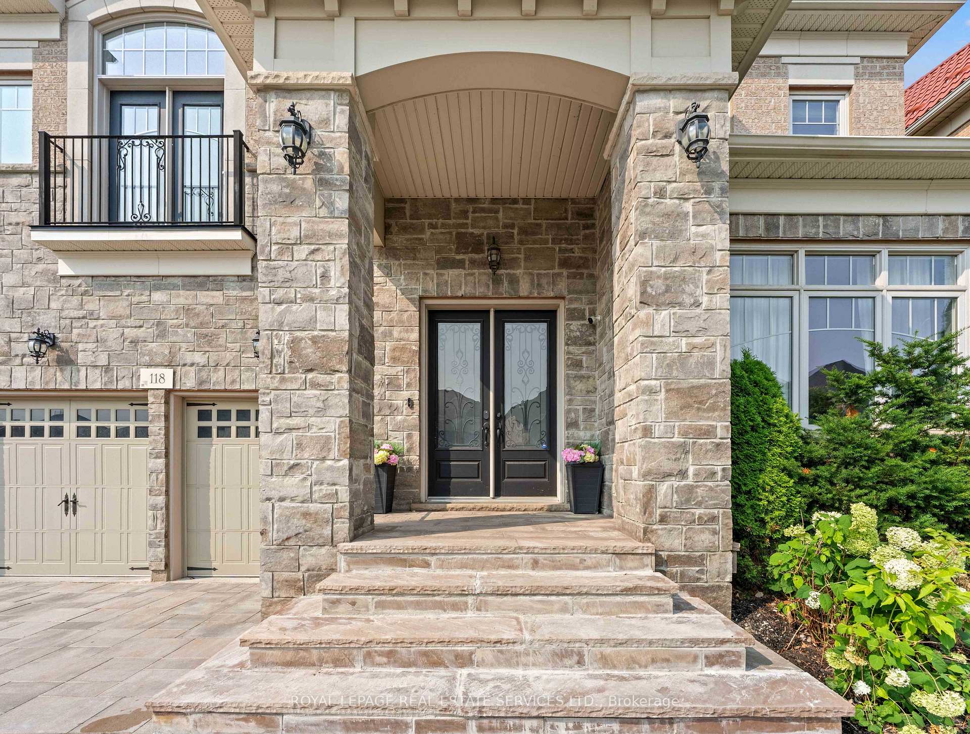 Photo 3 of 118 Coastline Drive, Brampton, Bram West — HOMEH