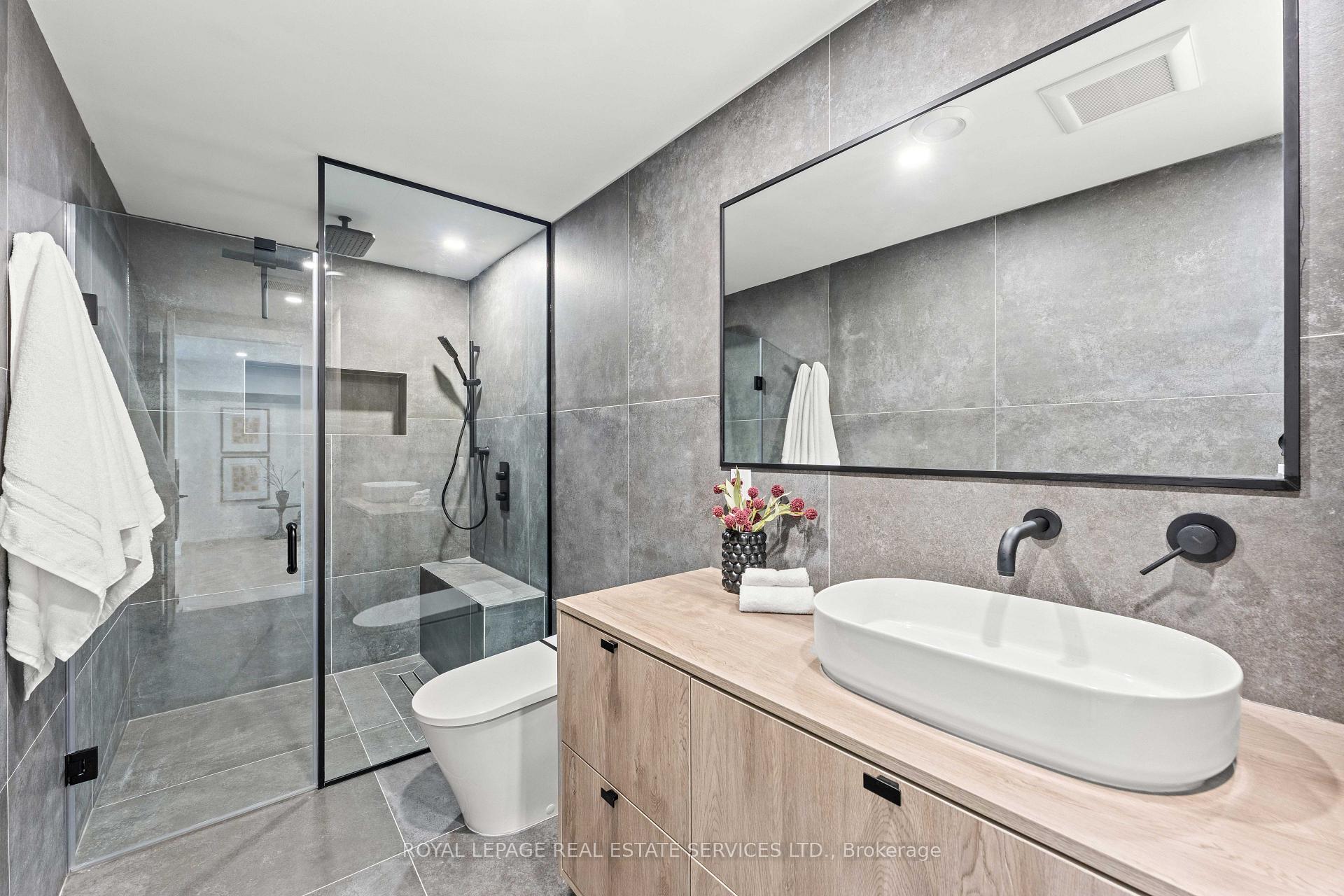 Photo 32 of 118 Coastline Drive, Brampton, Bram West — HOMEH